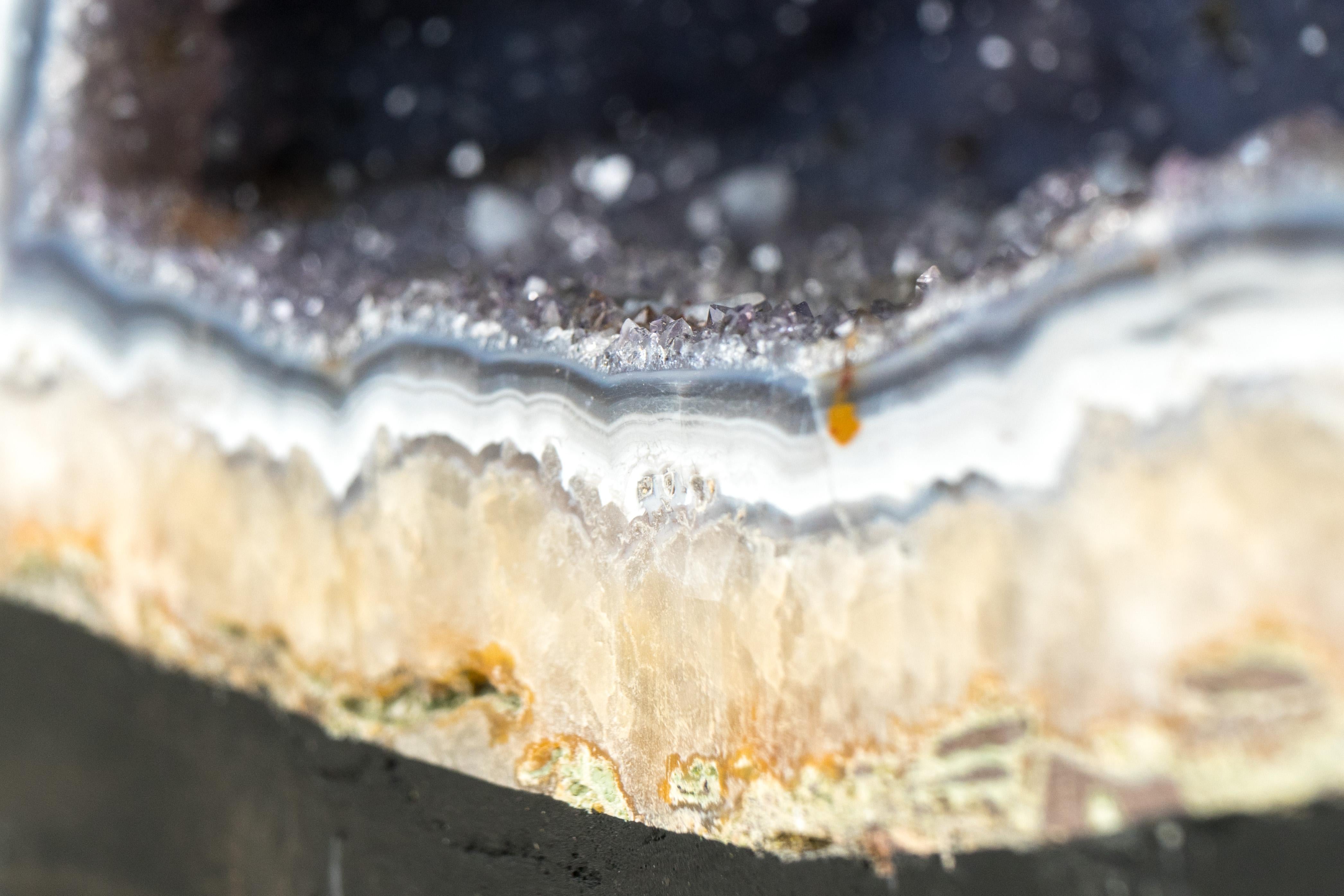 Raro geode di agata blu con druzy di ametista lavanda, geode cattedrale in vendita 9
