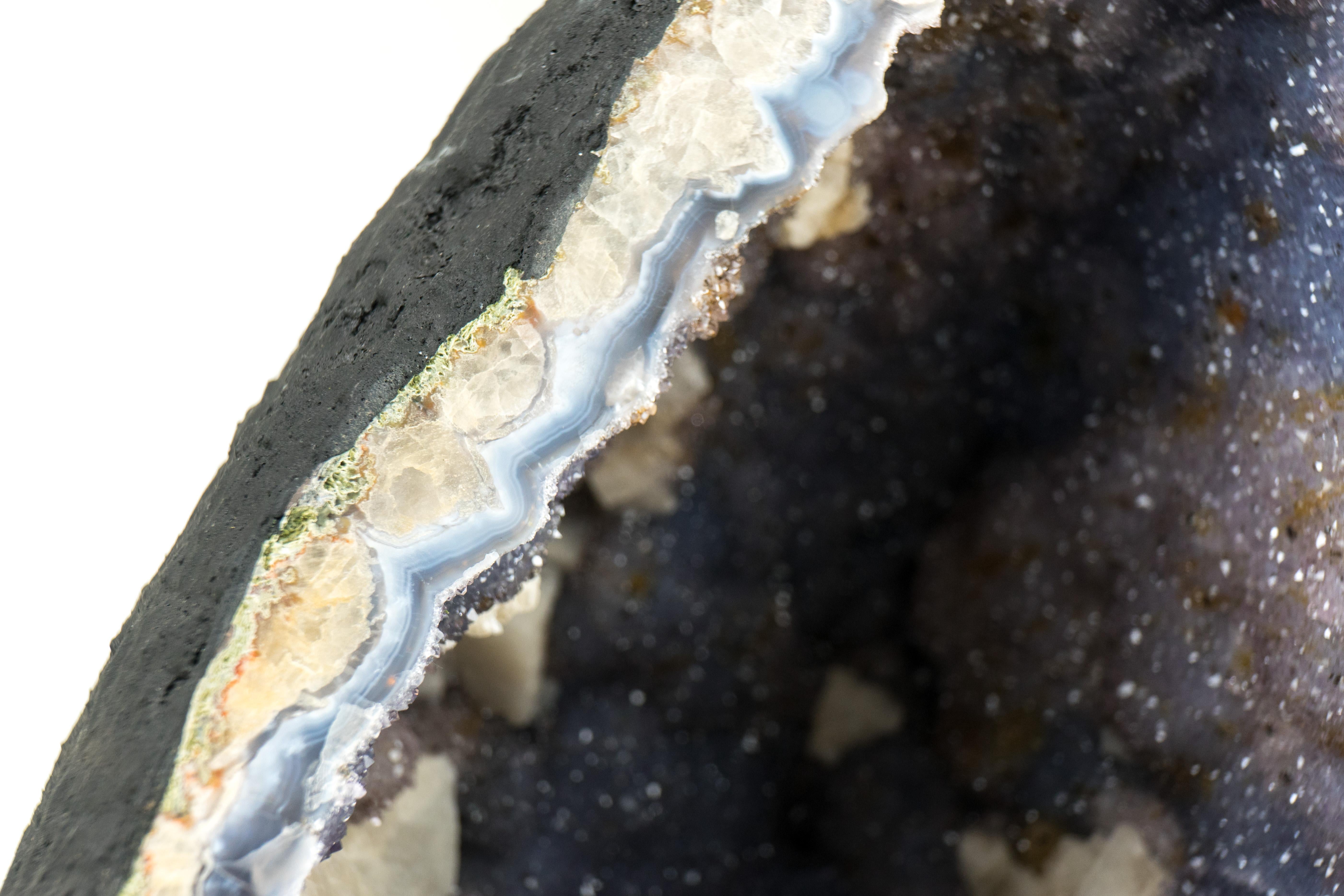 Raro geode di agata blu con druzy di ametista lavanda, geode cattedrale in vendita 10