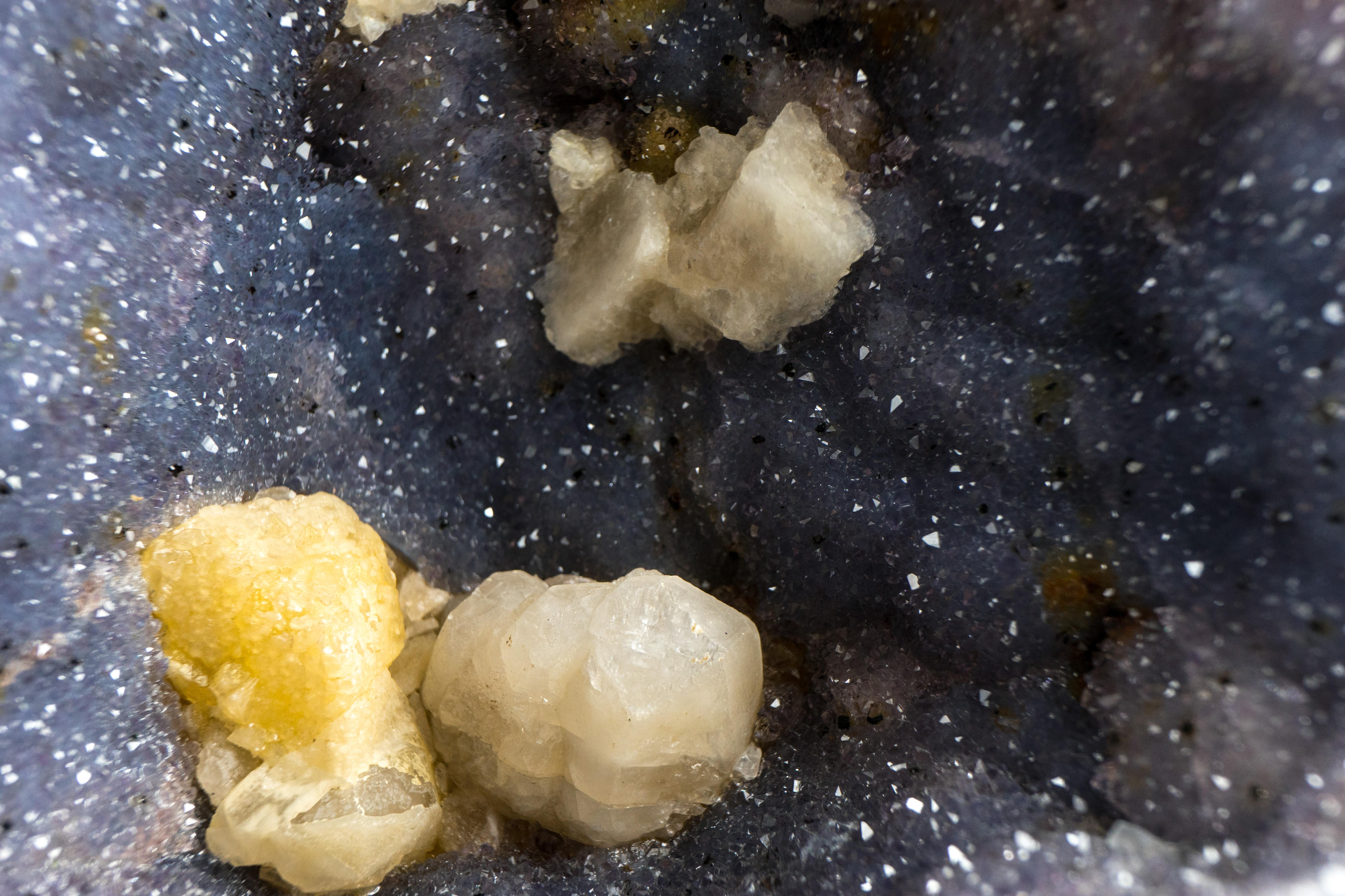 Raro geode di agata e ametista, con druzy ametista galassia lavanda e calcite

▫️ Descrizione

Un geode di agata naturale con caratteristiche rare forma un'opera d'arte davvero naturale. Le bande di agata blu e bianca, il druzy galaxy color lavanda