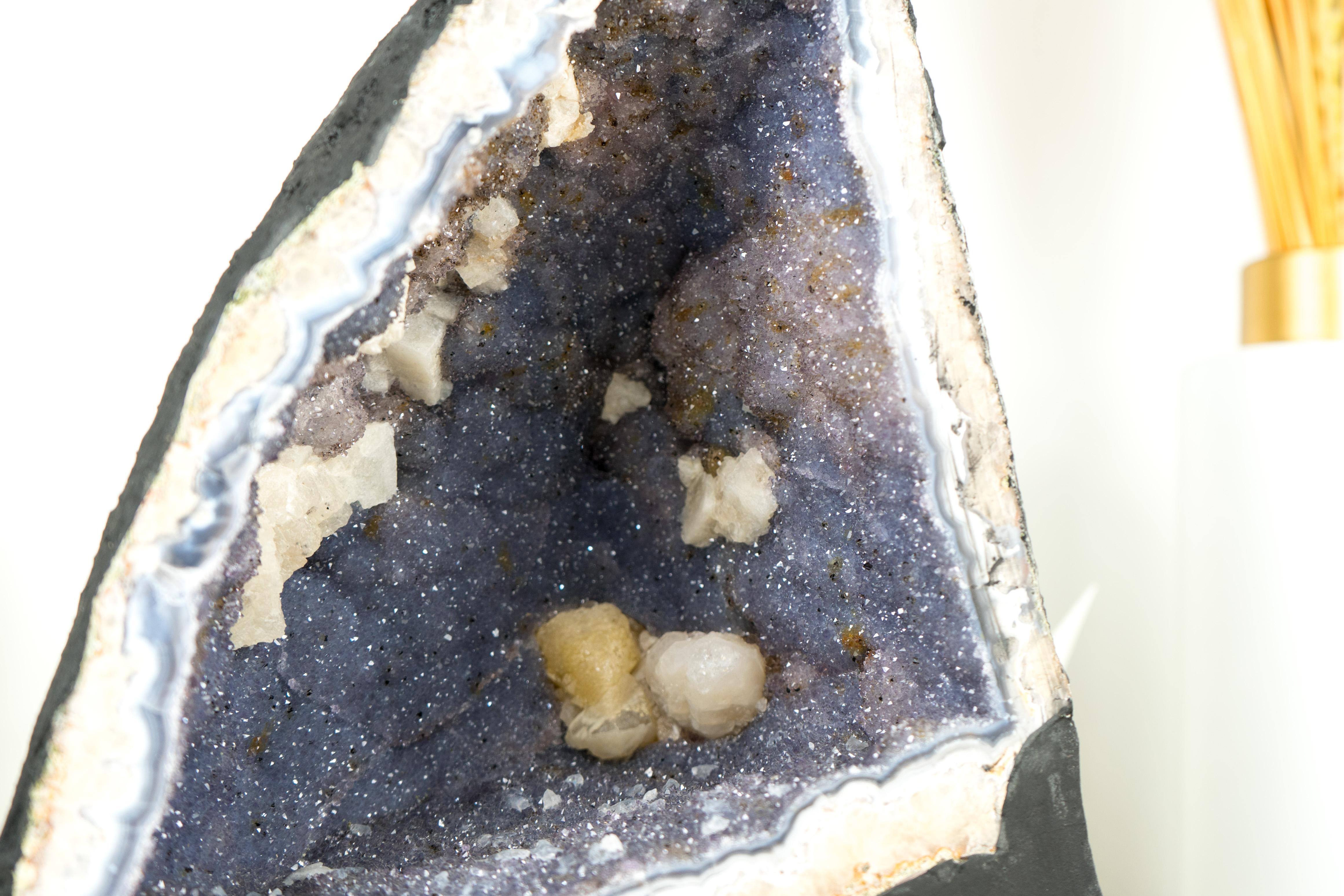 XXI secolo e contemporaneo Raro geode di agata blu con druzy di ametista lavanda, geode cattedrale in vendita