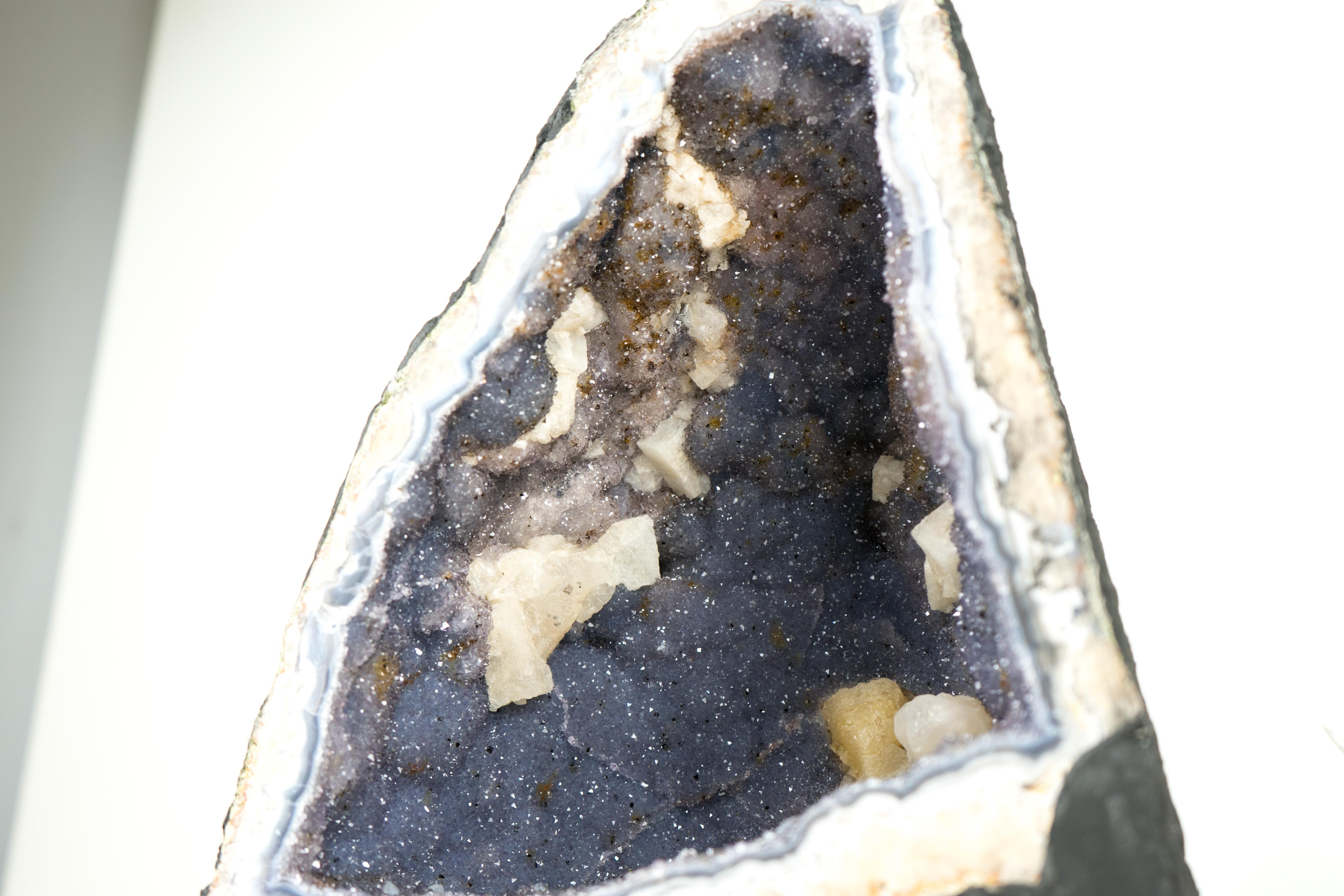 Agata Raro geode di agata blu con druzy di ametista lavanda, geode cattedrale in vendita