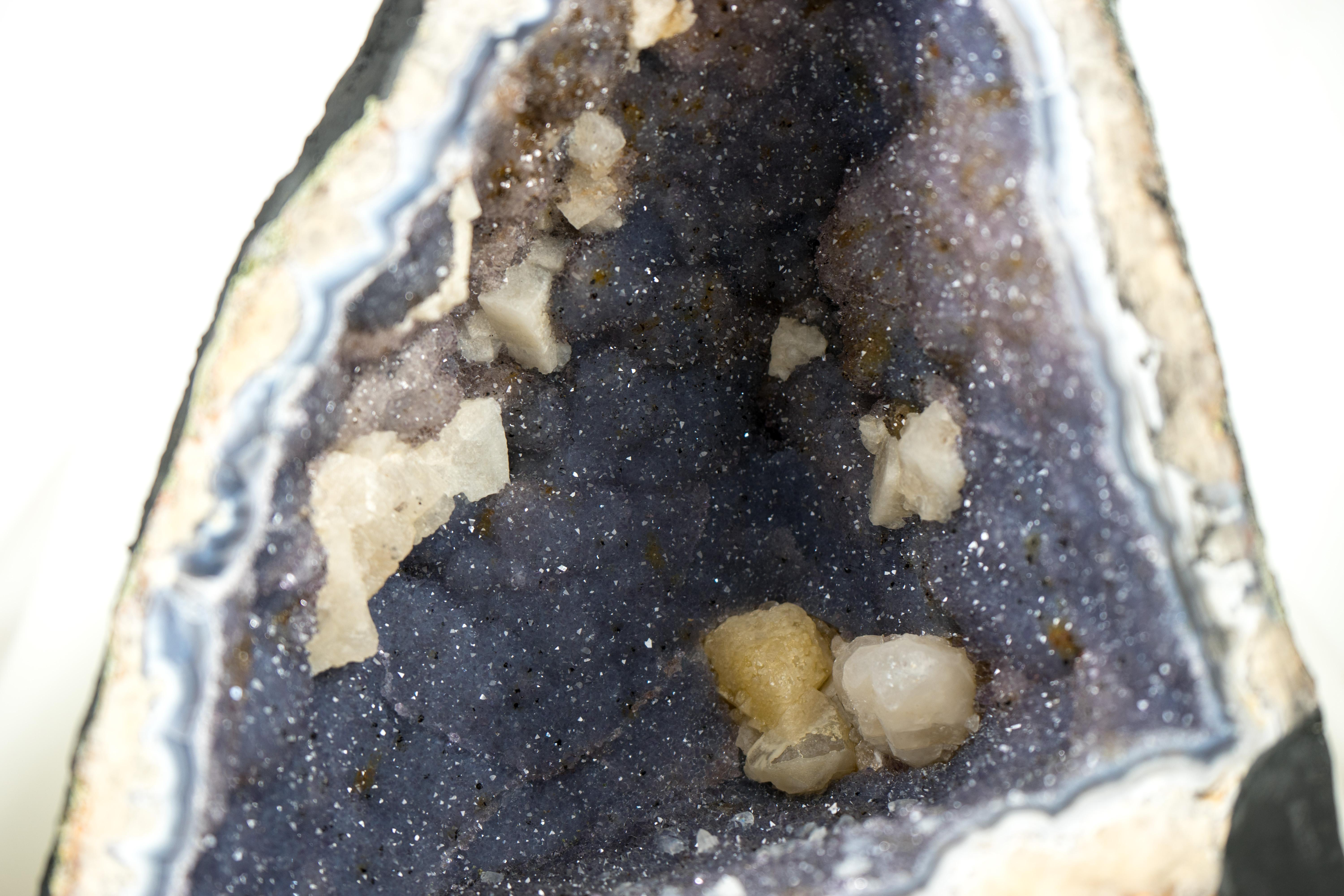 Raro geode di agata blu con druzy di ametista lavanda, geode cattedrale in vendita 3