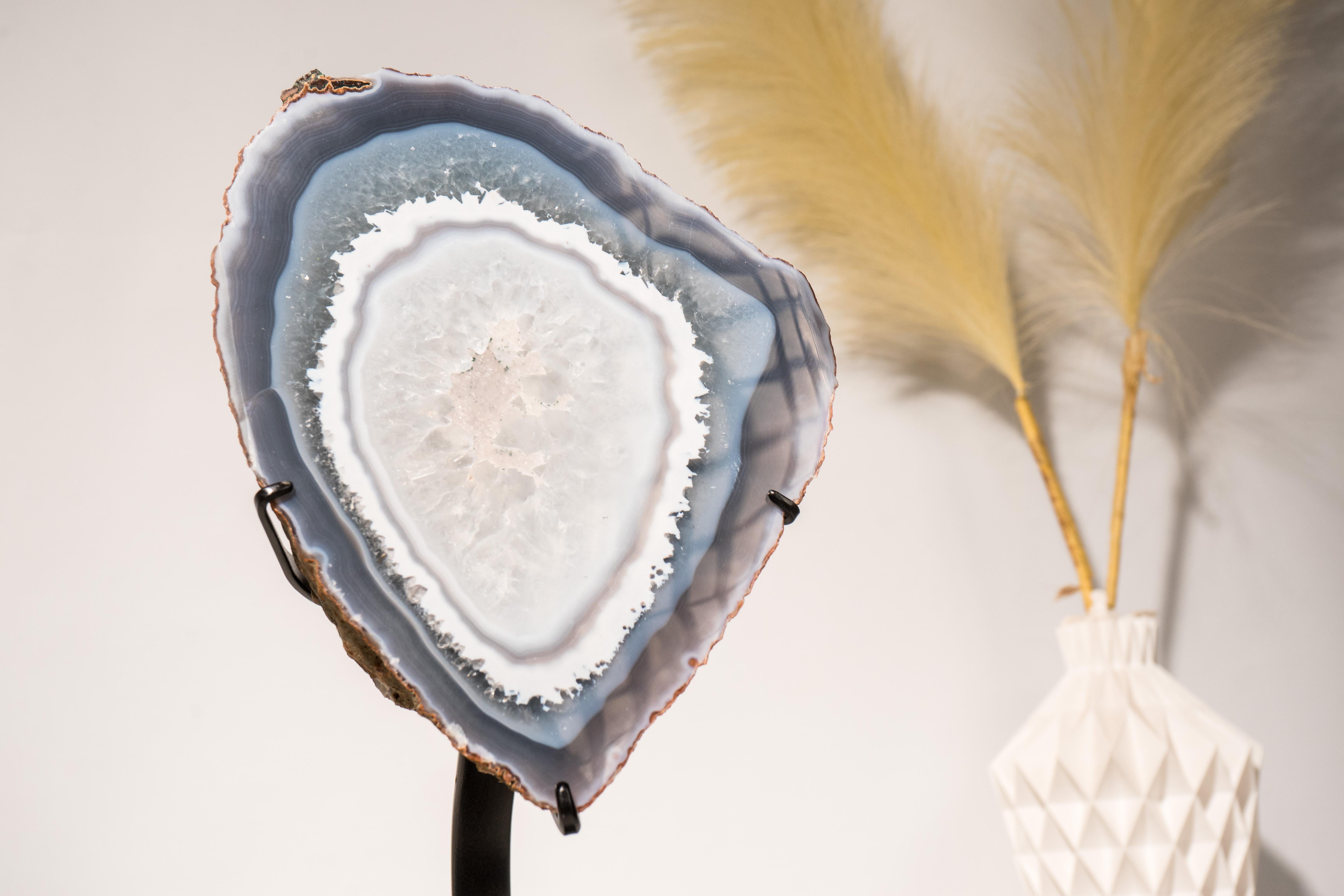 Rara agata blu con geode di quarzo chiaro in vendita 5