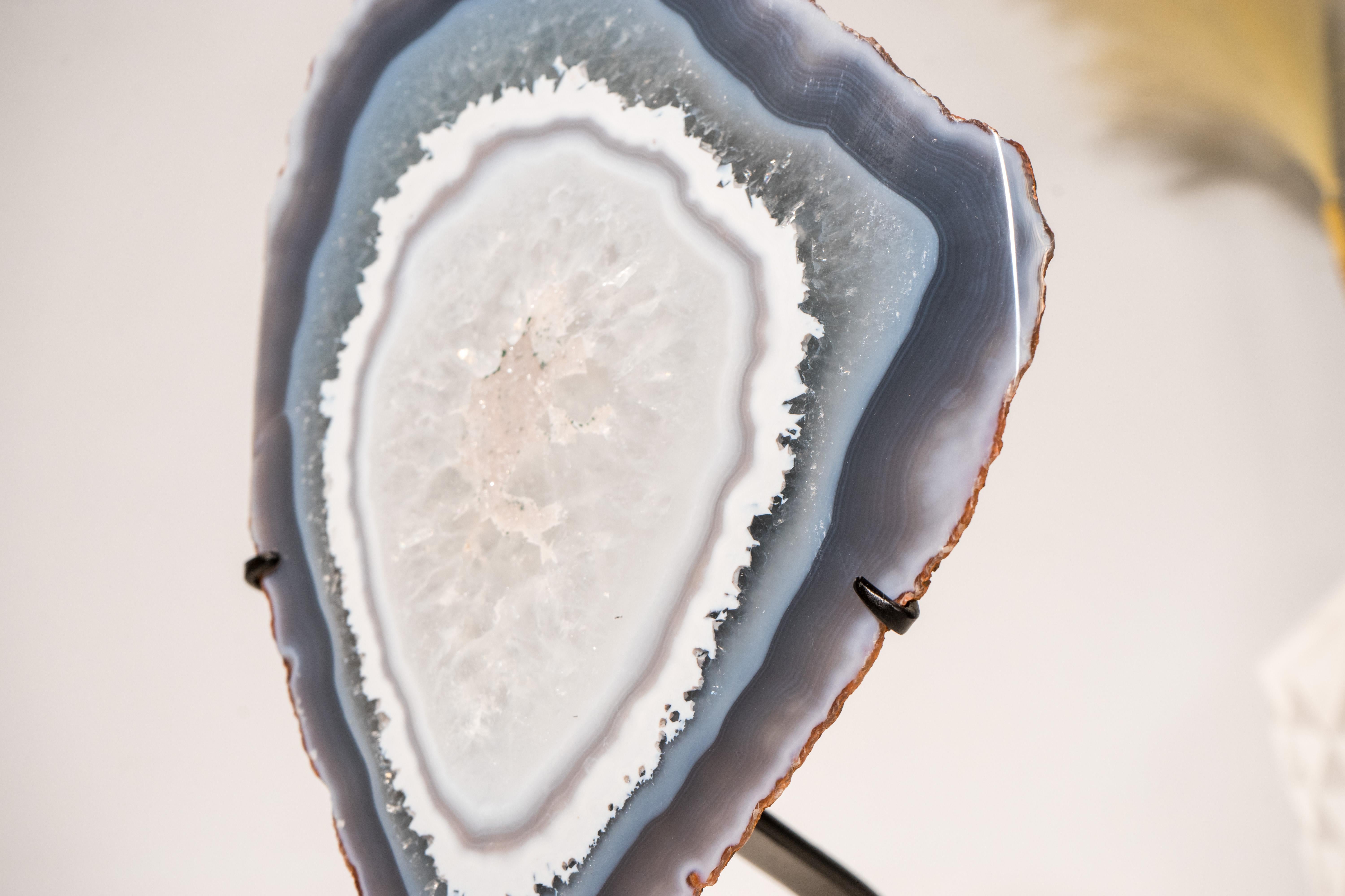 Brasiliano Rara agata blu con geode di quarzo chiaro in vendita