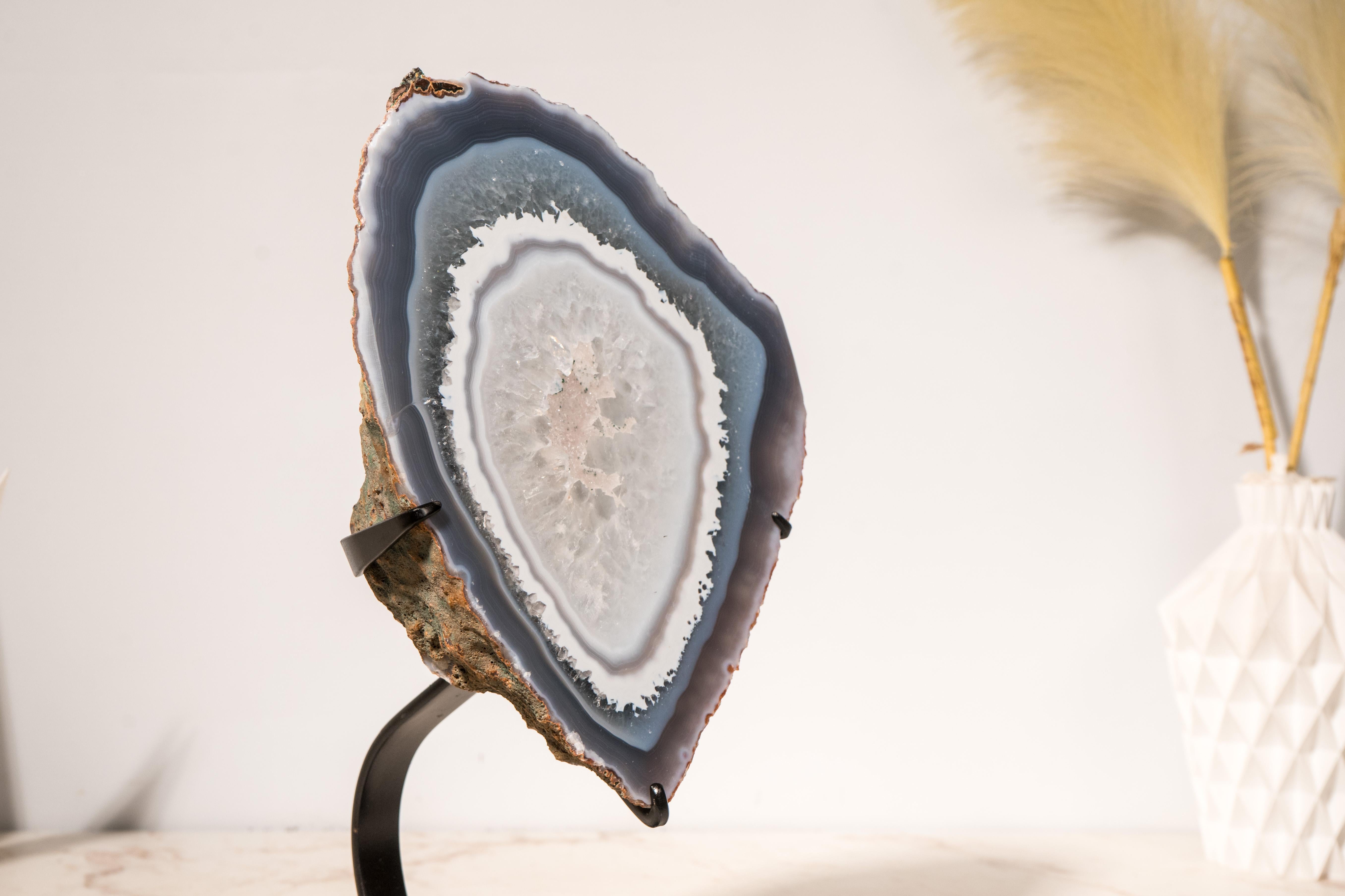 XXI secolo e contemporaneo Rara agata blu con geode di quarzo chiaro in vendita