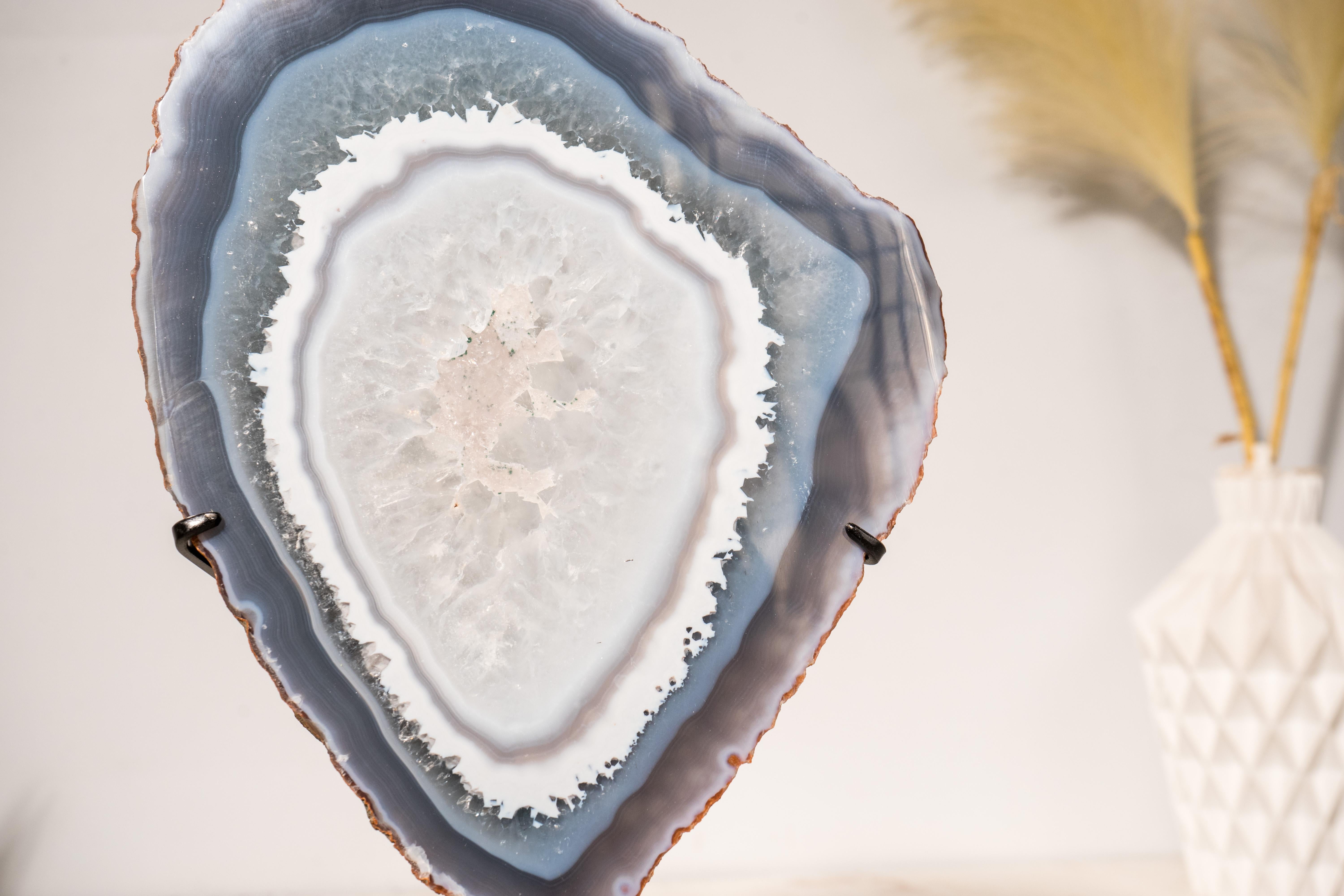 Cristallo Rara agata blu con geode di quarzo chiaro in vendita