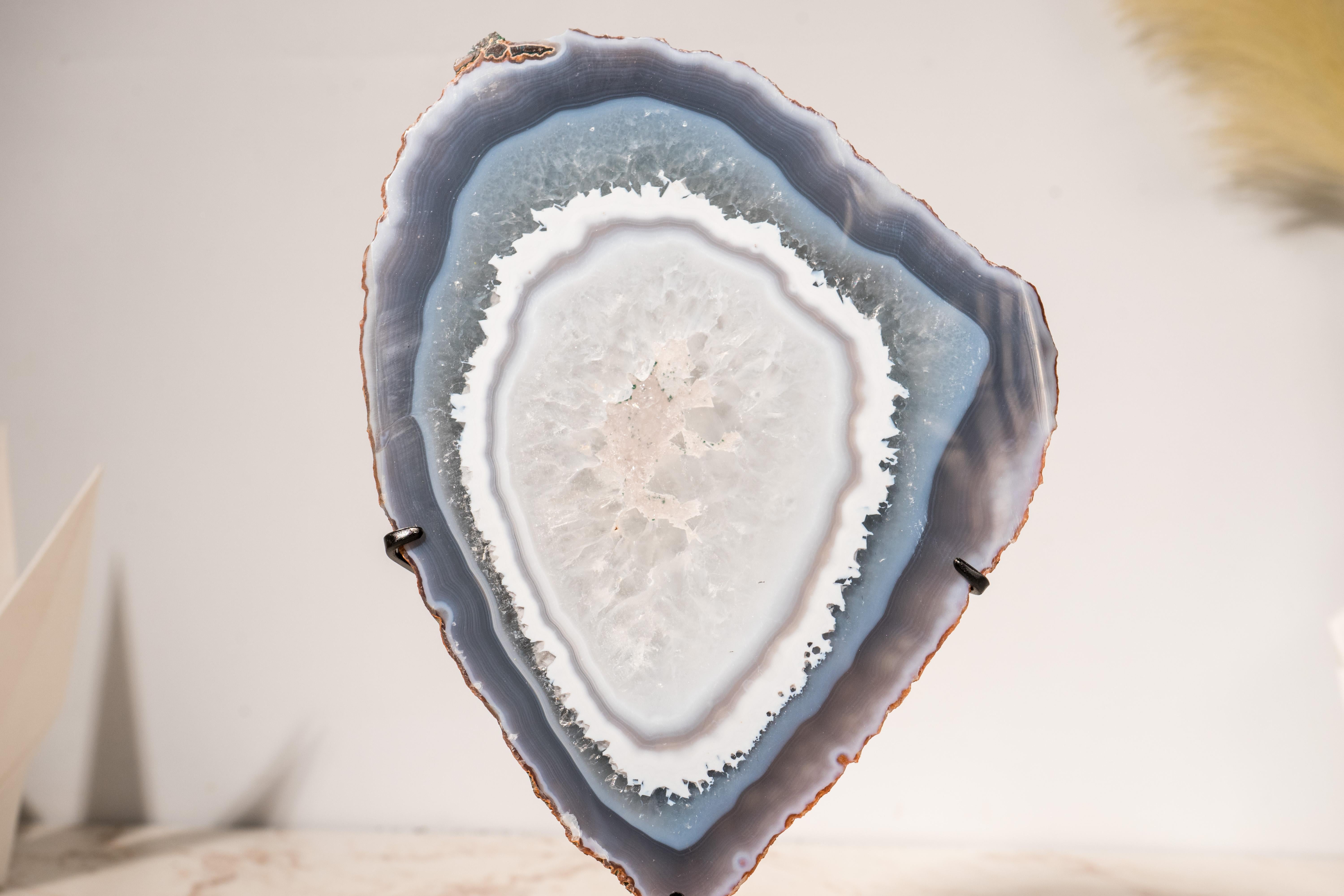Rara agata blu con geode di quarzo chiaro in vendita 1