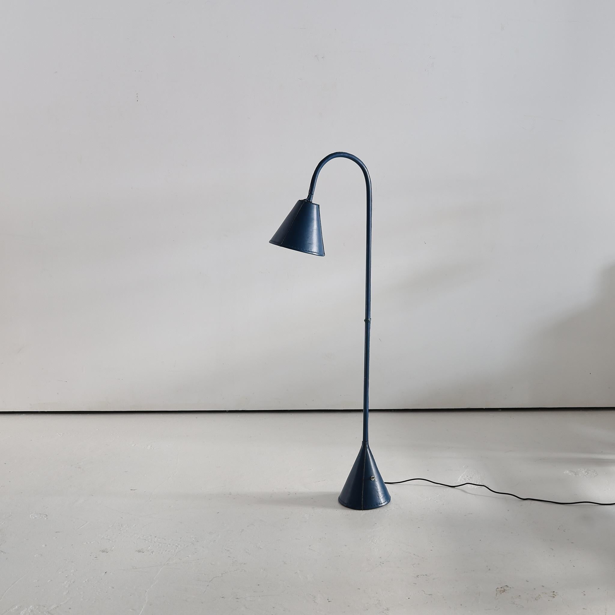 A rare blue leather floor lamp by Valenti, Spain.

We have had/seen a few of these over the years but never in blue!

In excellent condition with gilt makers mark to base.

Spain C.1970s

(Will be re-wired for destination country)