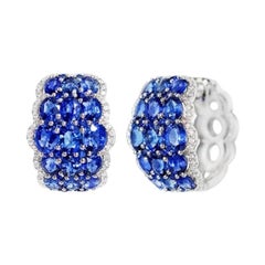 Boucles d'oreilles à levier en forme de dôme en or blanc avec saphirs bleus purs et diamants blancs