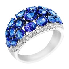 Rare bague dôme rare en or blanc avec saphir bleu et diamant blanc