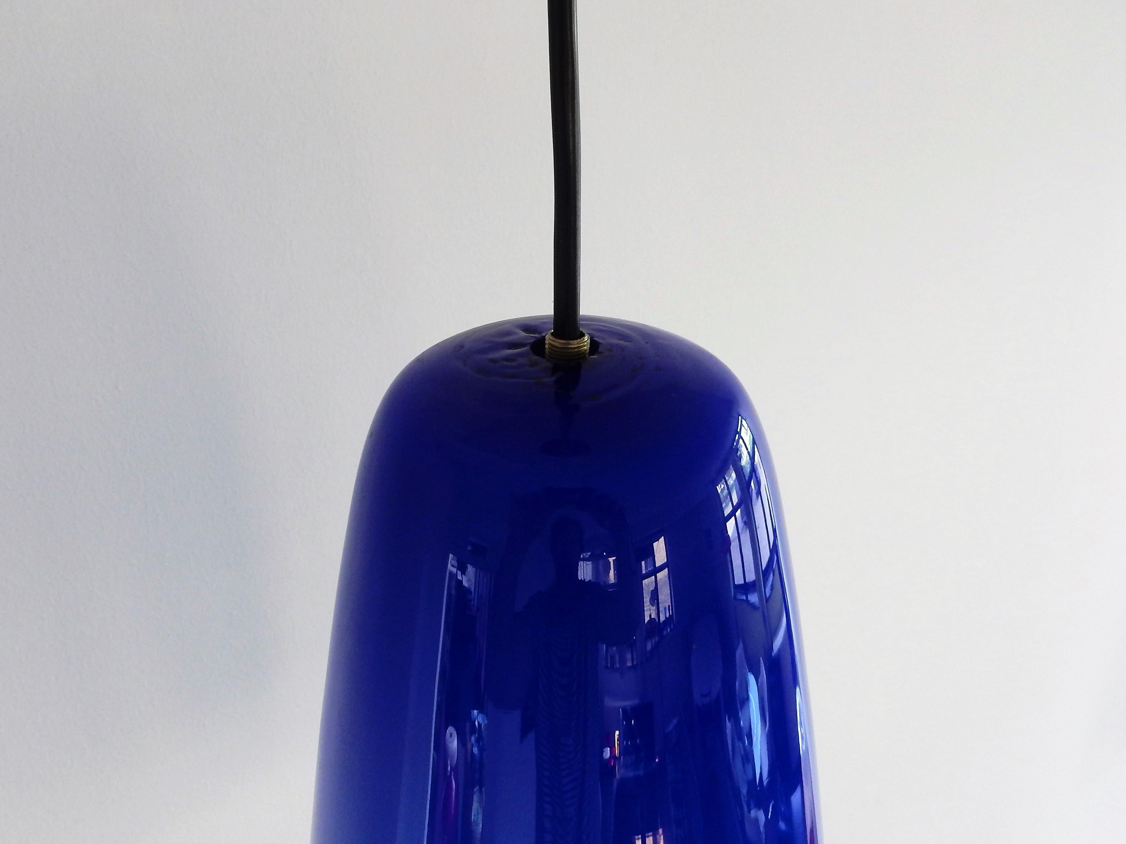 The 'Sigaro' pendant lamp, made of blown Murano glass, was designed in the 1950s by Massimo Vignelli for Venini. Mostly seen with a multicolored shade. This particular one is a rare version that is made of a single color cobalt blue. This lamp is in