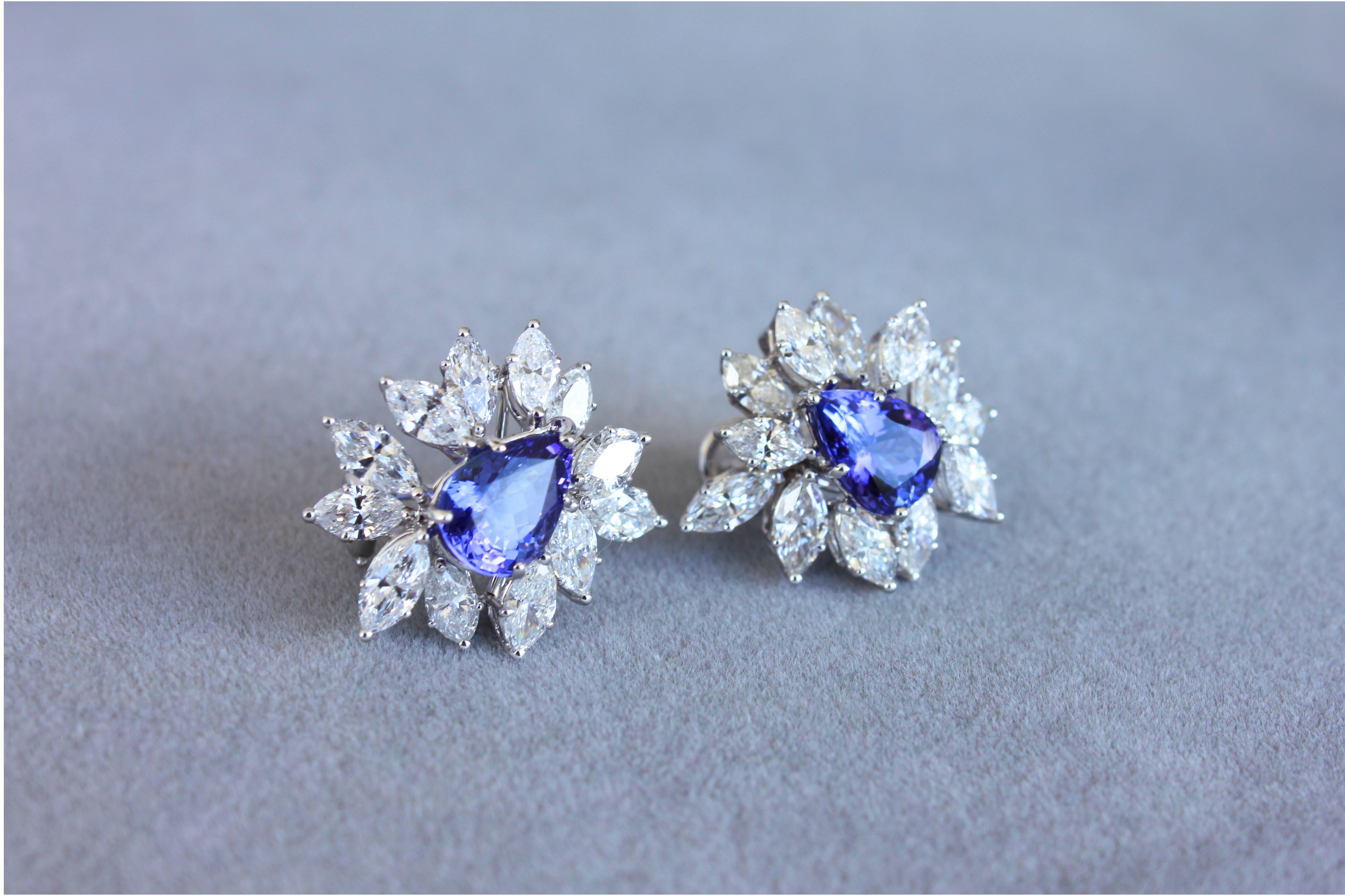 Boucles d'oreilles en or blanc 18 carats Tanzanite bleue fantaisie en forme de poire avec des diamants en forme de marquise en vente 4