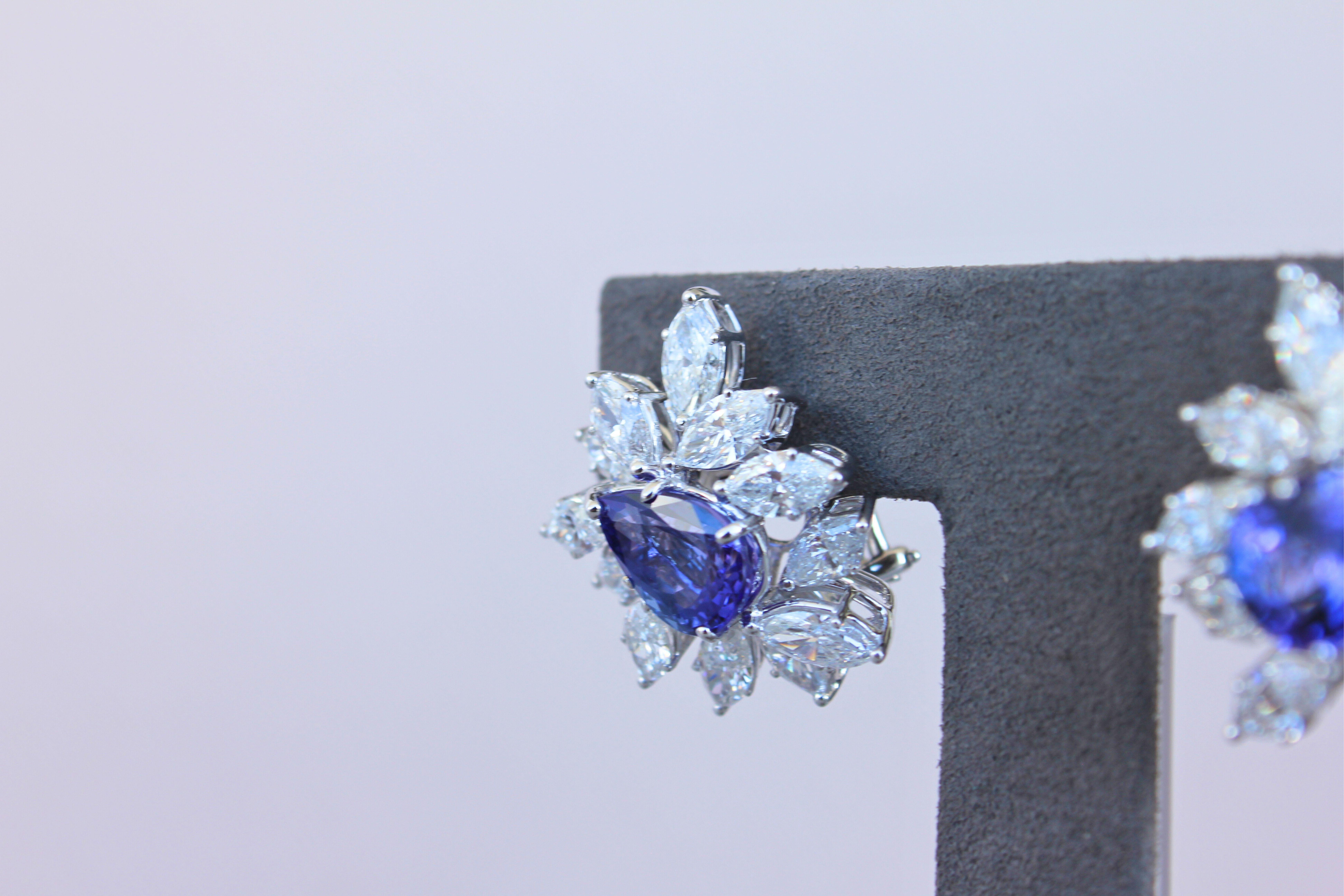 Boucles d'oreilles en or blanc 18 carats Tanzanite bleue fantaisie en forme de poire avec des diamants en forme de marquise en vente 1