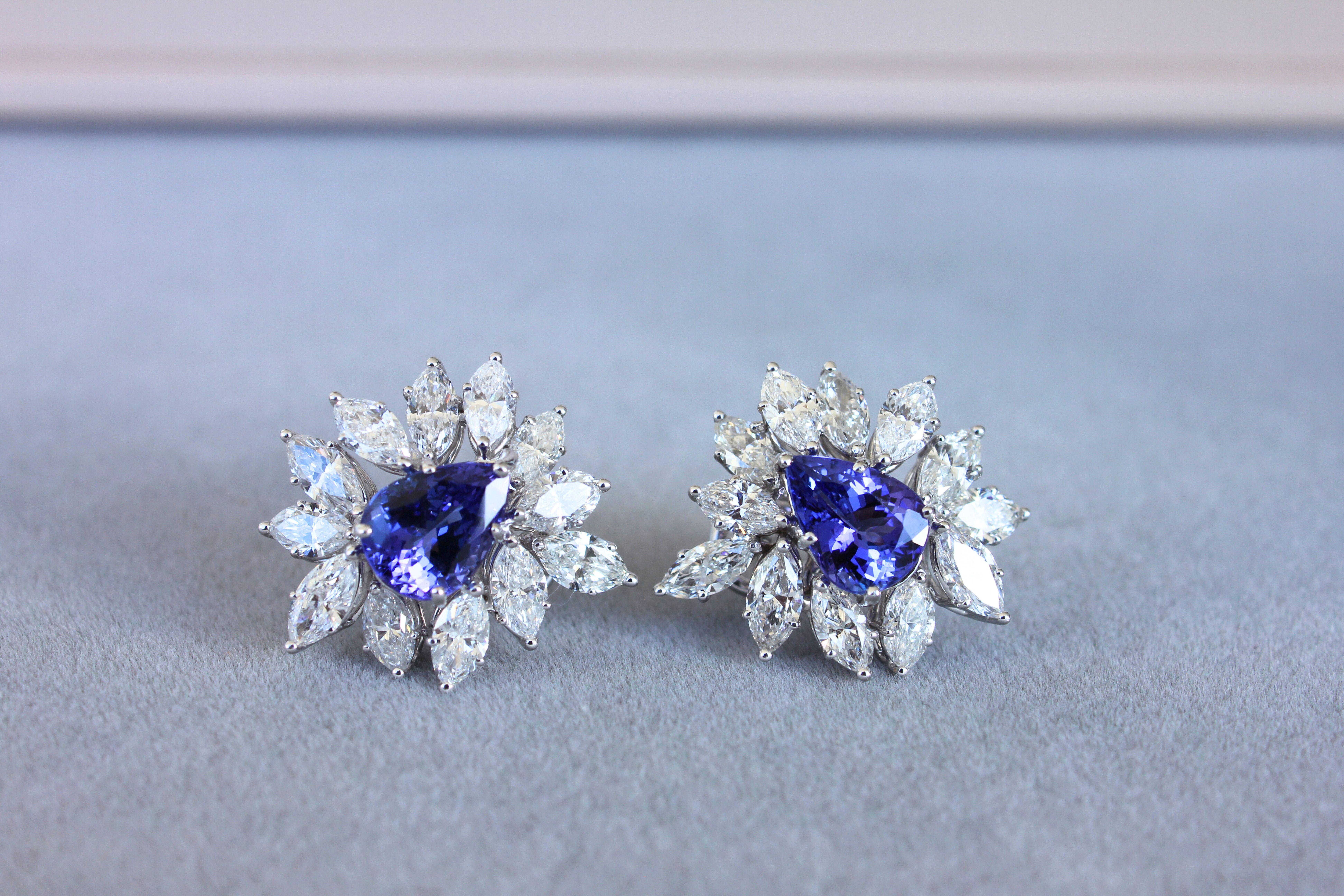 Boucles d'oreilles en or blanc 18 carats Tanzanite bleue fantaisie en forme de poire avec des diamants en forme de marquise en vente 3