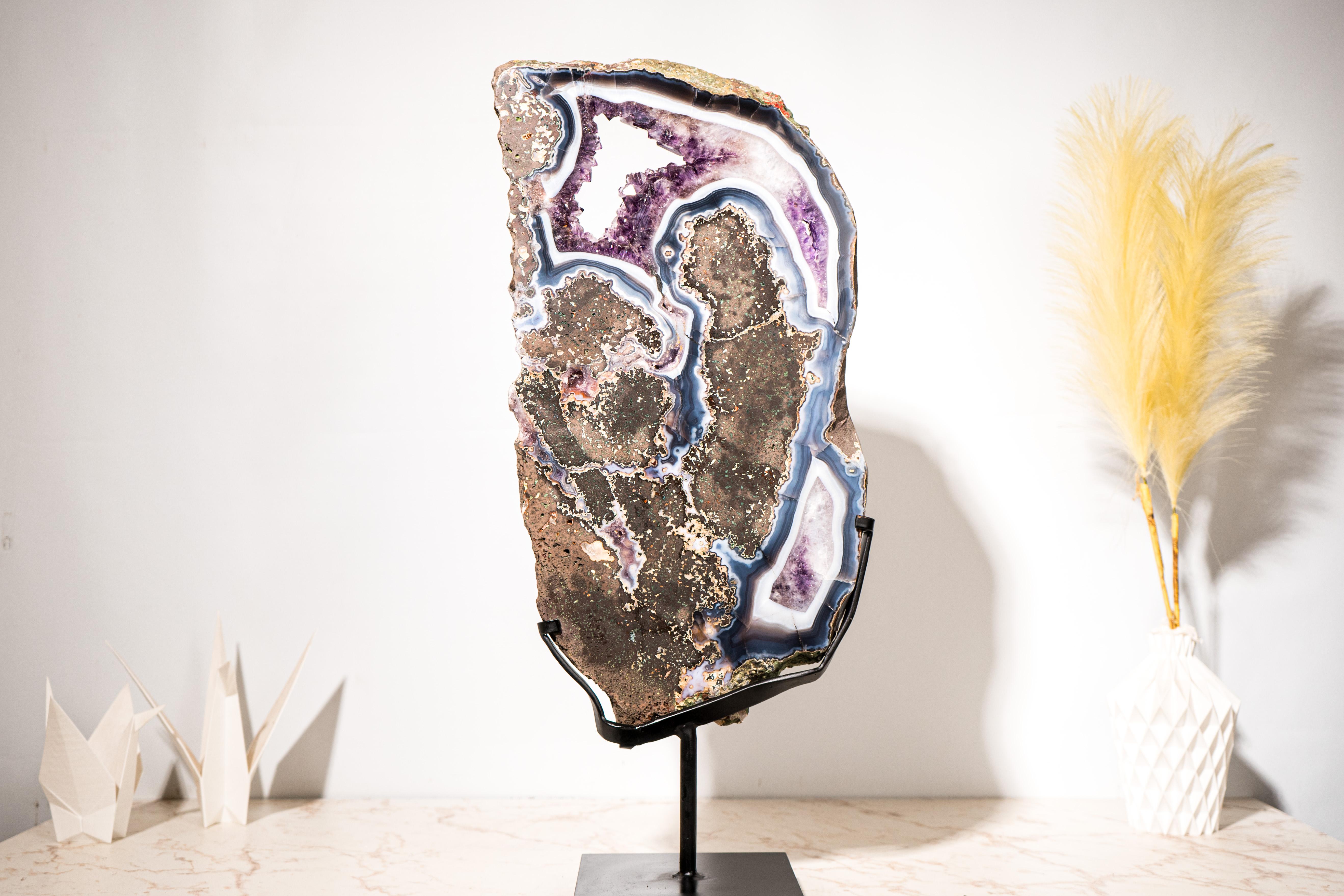 Seltener blau-weißer Achat mit lila Amethyst in Basalt in Basalt, Geode-Slice im Angebot 4