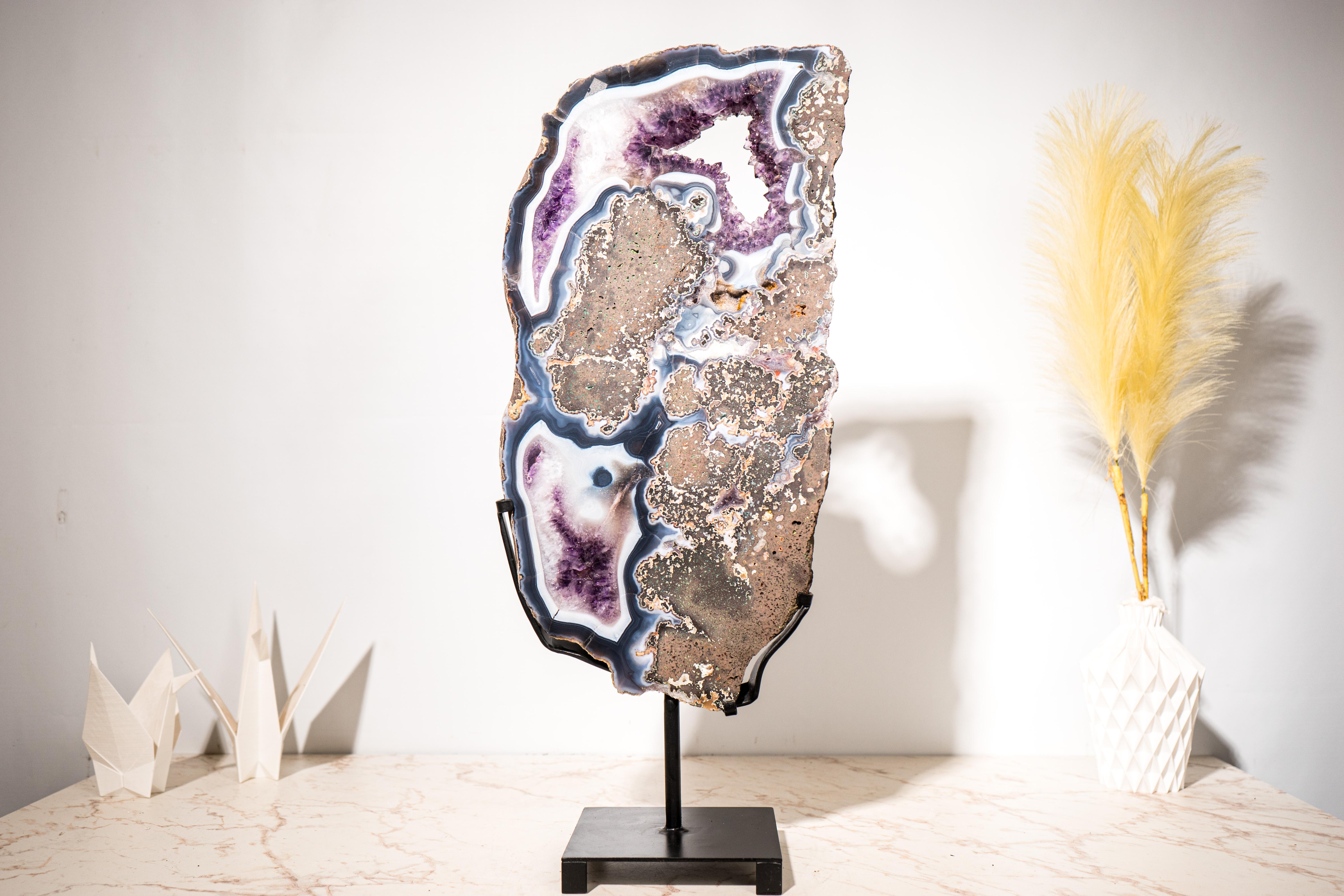Seltener blau-weißer Achat mit lila Amethyst in Basalt in Basalt, Geode-Slice im Angebot 5