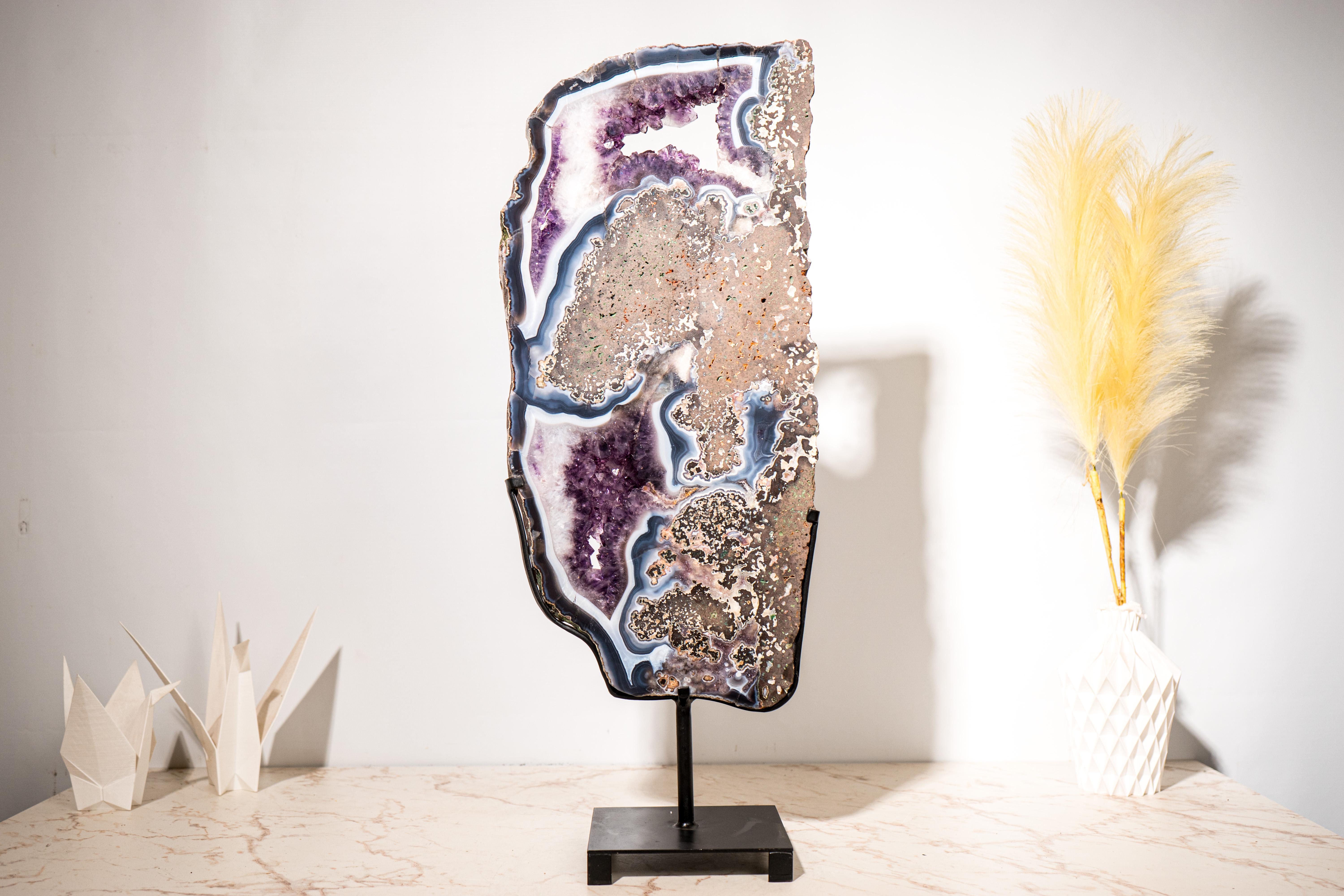 Seltener natürlicher Achat mit Amethyst-Druzy - Ein geologisches Kunstwerk mit komplizierten Lace Achat und lila Amethyst Formationen.

▫️ Beschreibung

Diese atemberaubende und seltene Achatscheibe ist ein natürliches Kunstwerk mit ihren