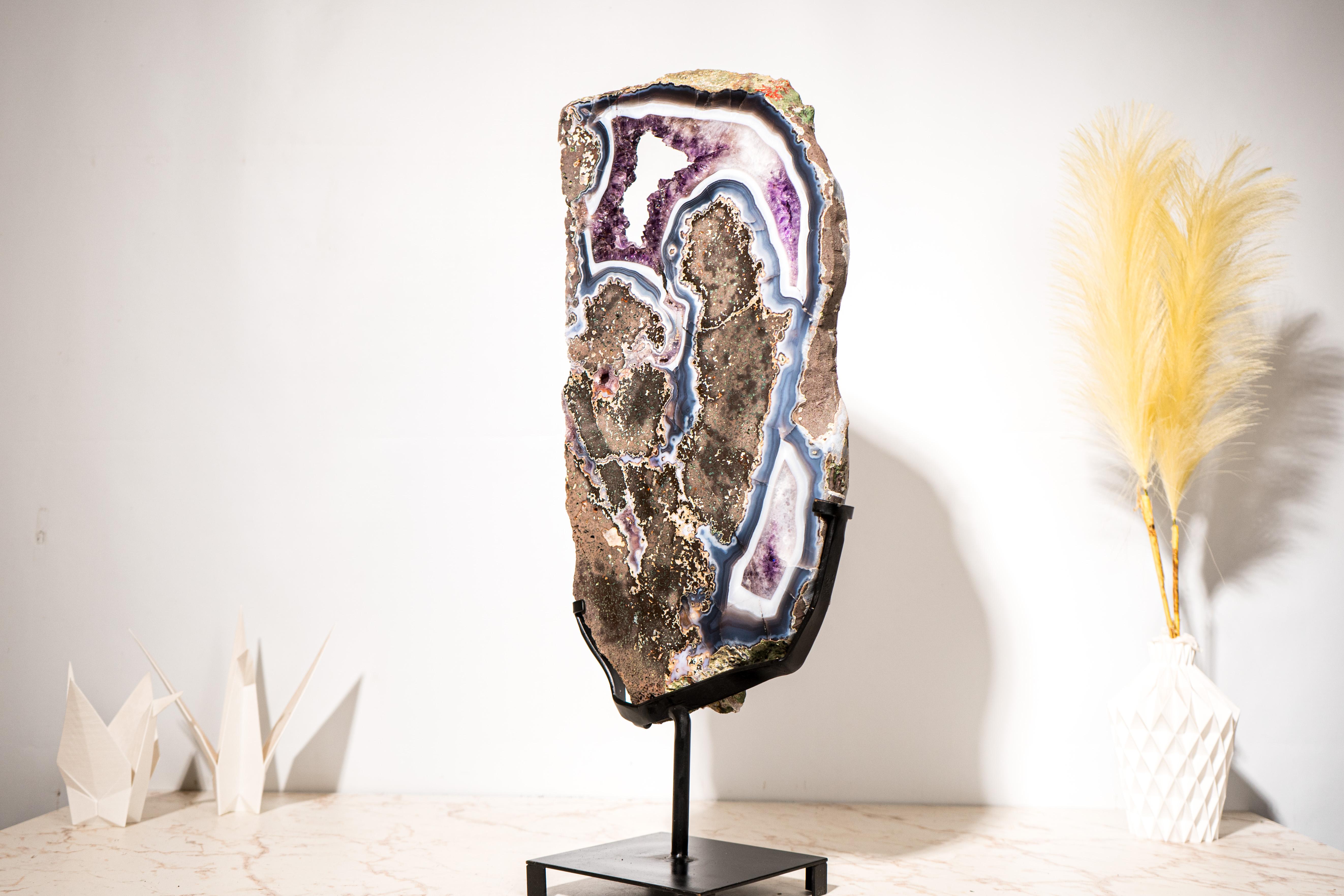 Seltener natürlicher Achat mit Amethyst-Druzy - Ein geologisches Kunstwerk mit komplizierten Lace Achat und lila Amethyst Formationen.

▫️ Beschreibung

Diese atemberaubende und seltene Achatscheibe ist ein natürliches Kunstwerk mit ihren