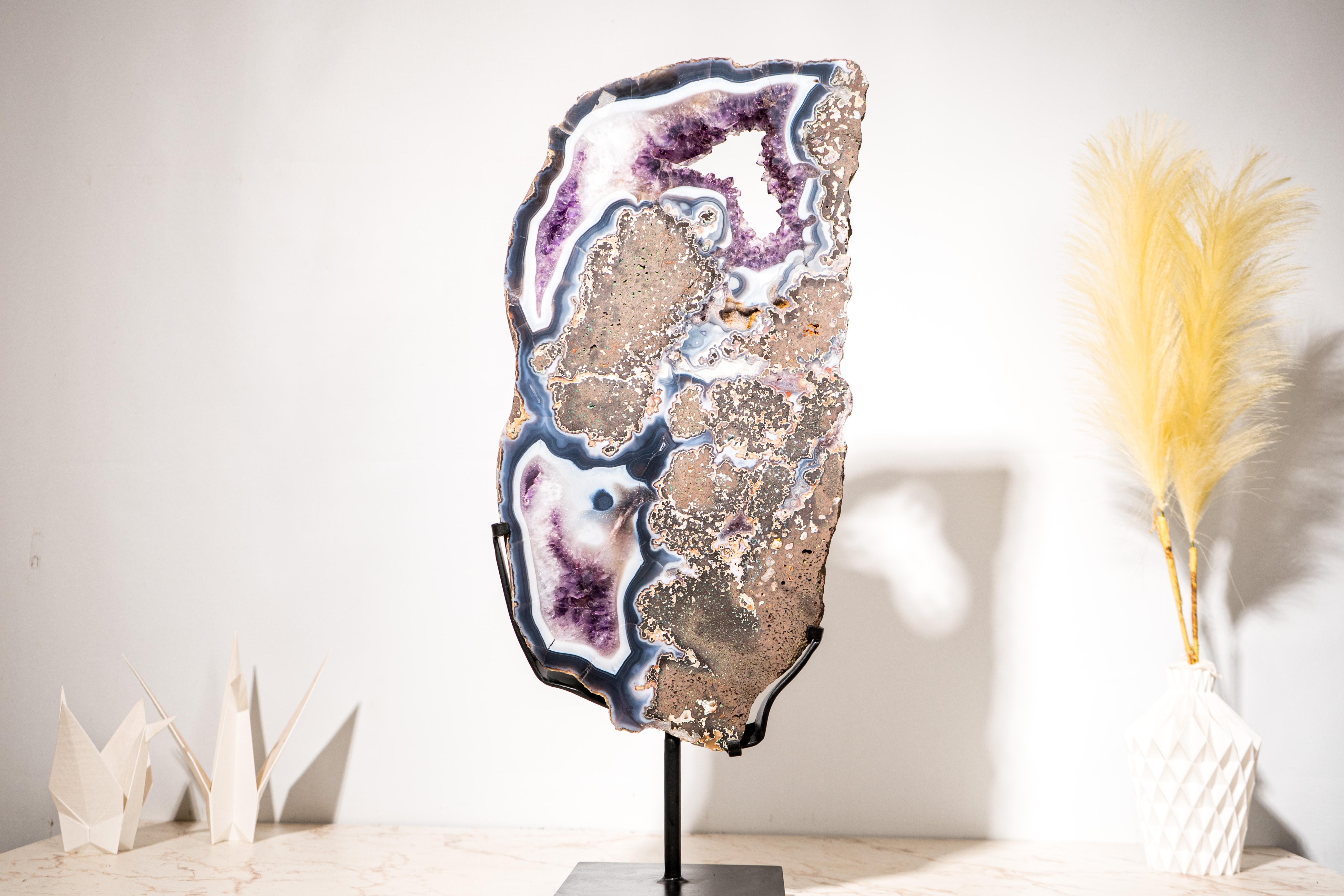 Seltener blau-weißer Achat mit lila Amethyst in Basalt in Basalt, Geode-Slice (Brasilianisch) im Angebot