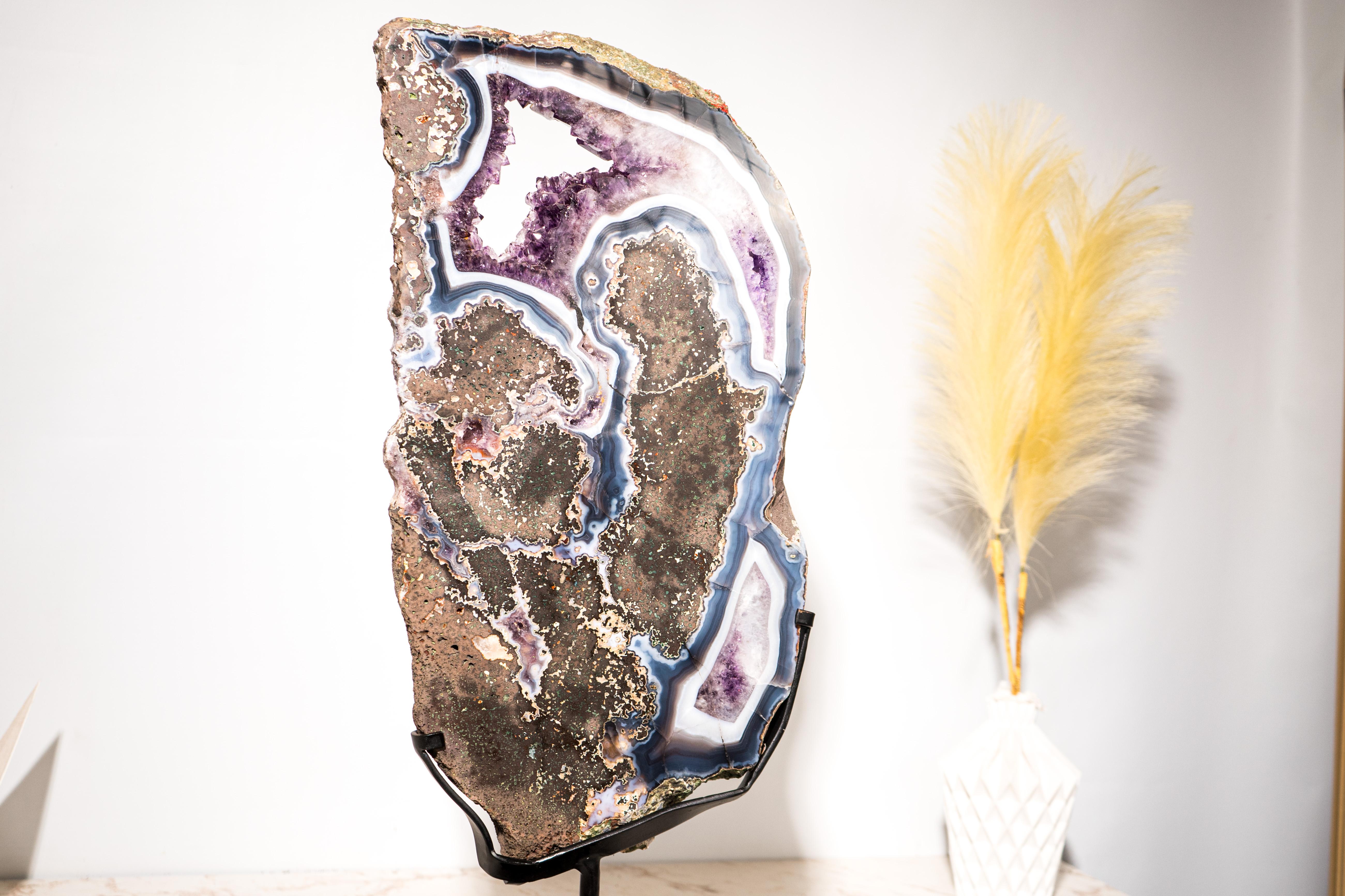 Seltener blau-weißer Achat mit lila Amethyst in Basalt in Basalt, Geode-Slice im Zustand „Neu“ im Angebot in Ametista Do Sul, BR