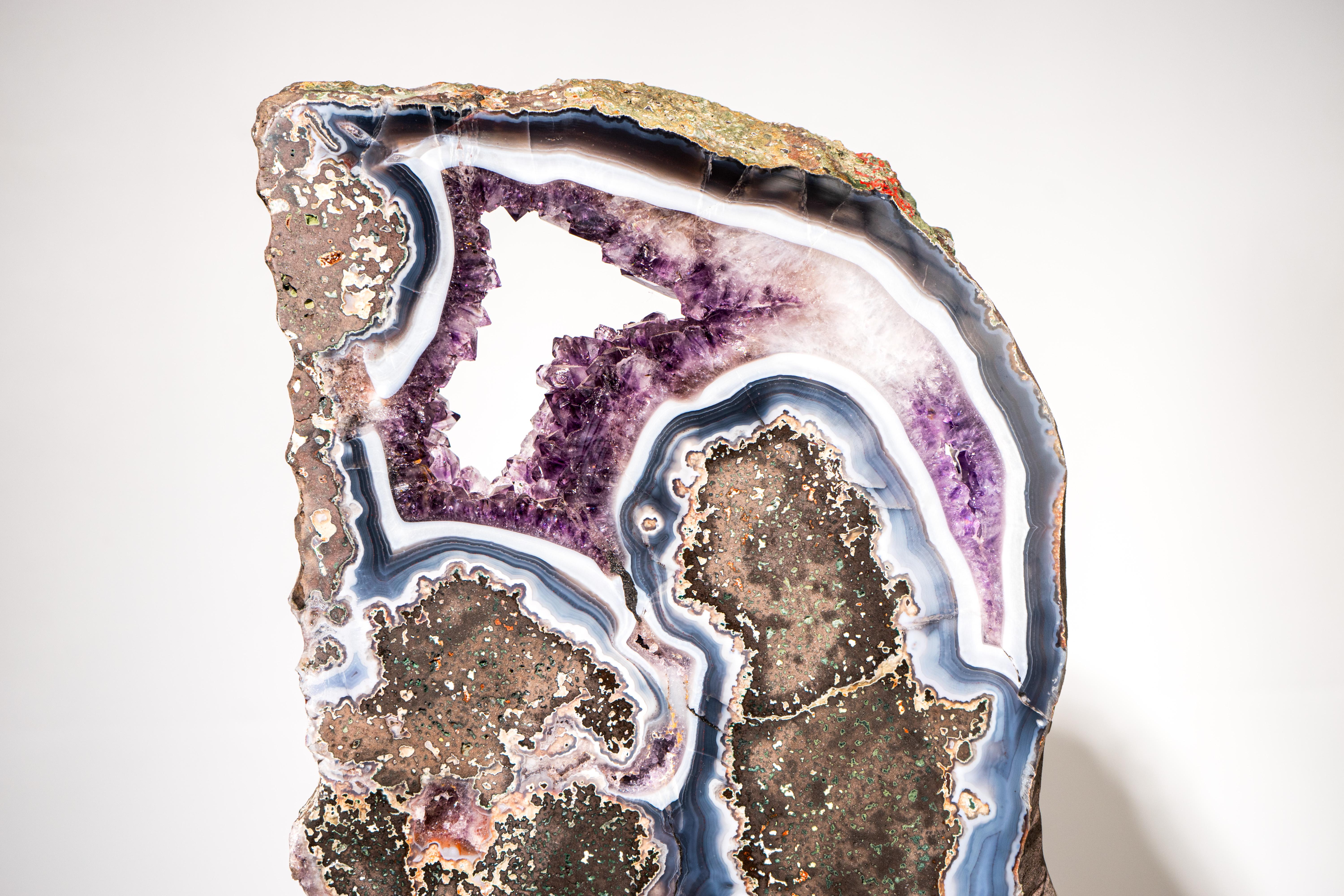 Seltener blau-weißer Achat mit lila Amethyst in Basalt in Basalt, Geode-Slice (21. Jahrhundert und zeitgenössisch) im Angebot