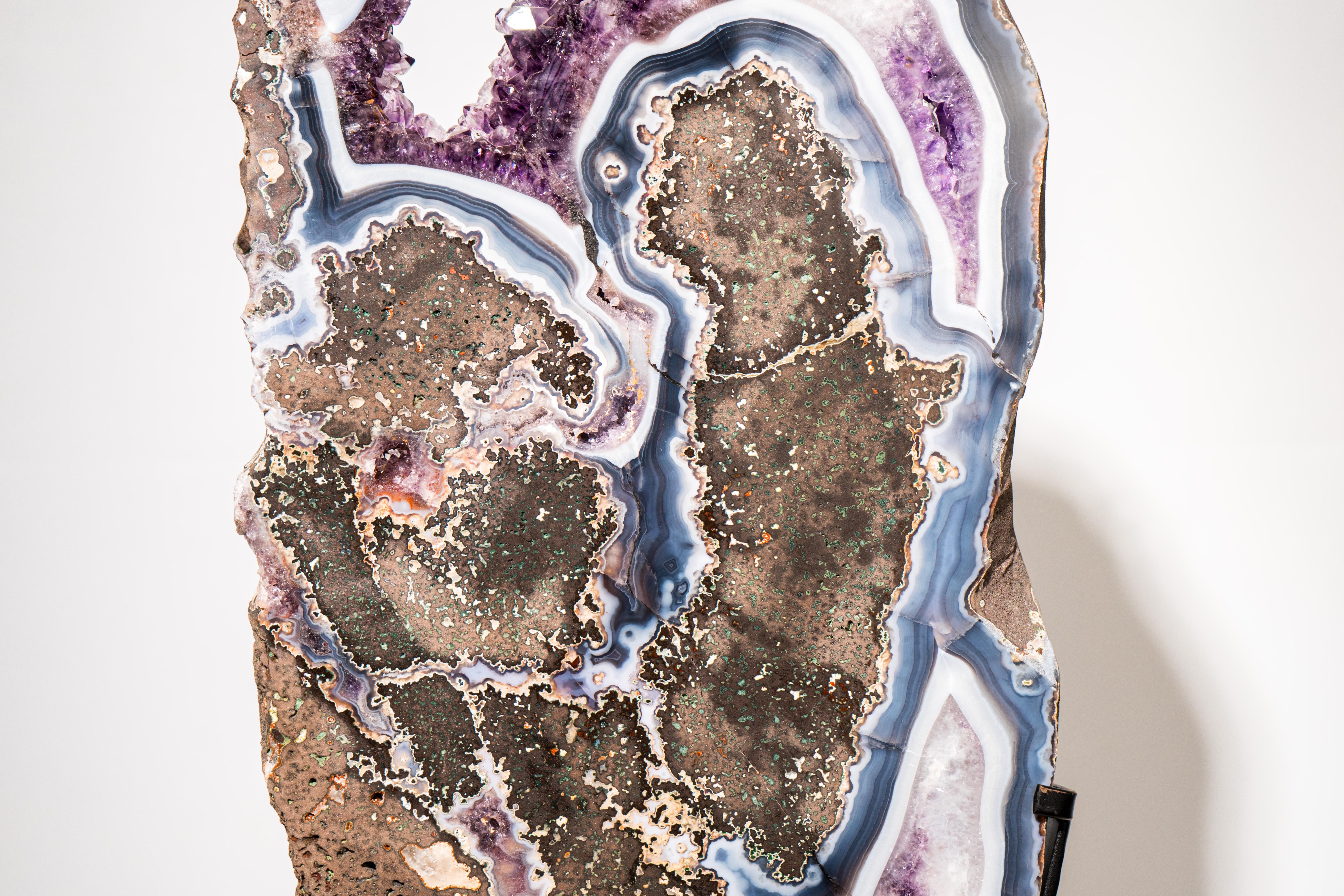 Seltener blau-weißer Achat mit lila Amethyst in Basalt in Basalt, Geode-Slice (Kristall) im Angebot