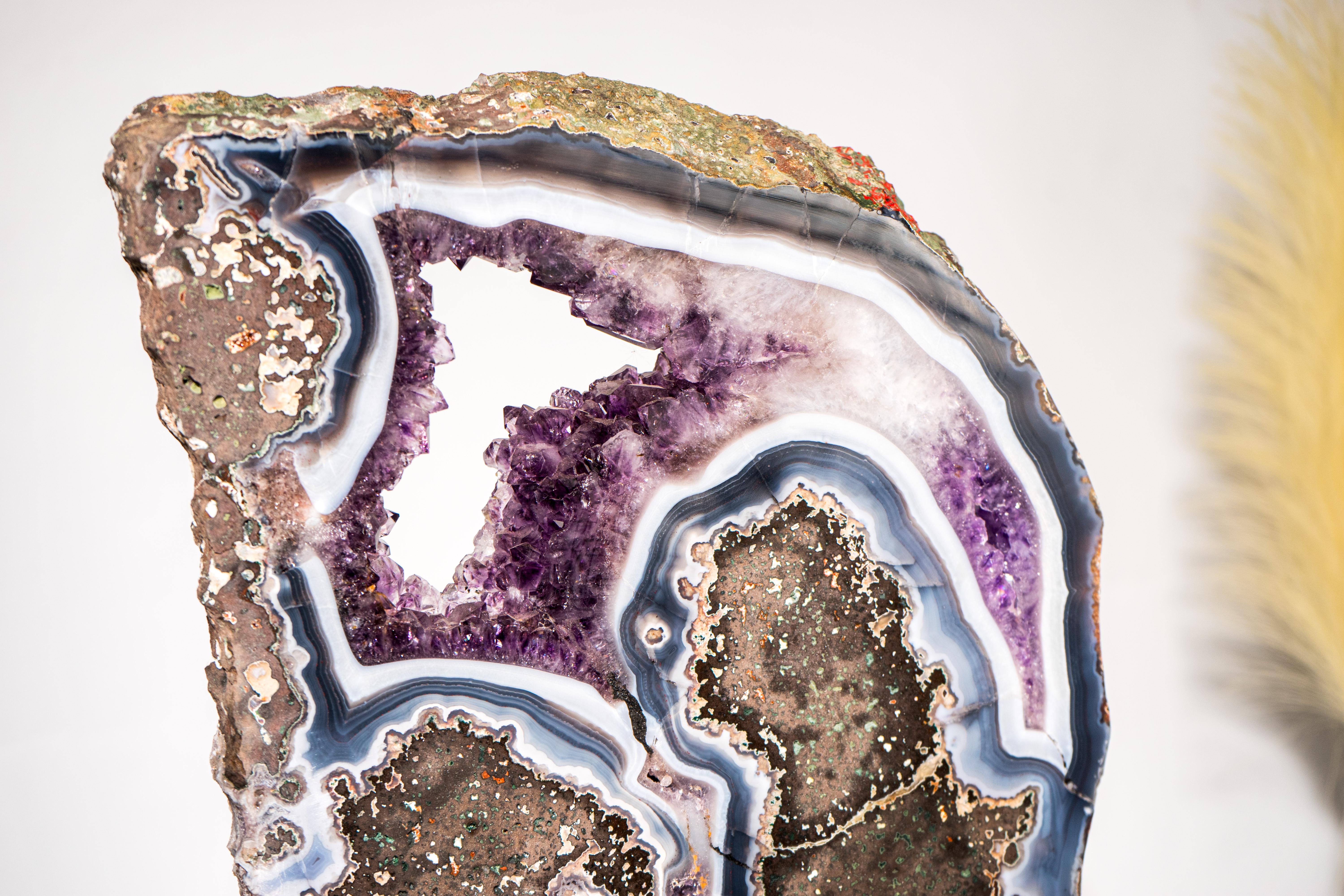 Seltener blau-weißer Achat mit lila Amethyst in Basalt in Basalt, Geode-Slice im Angebot 1