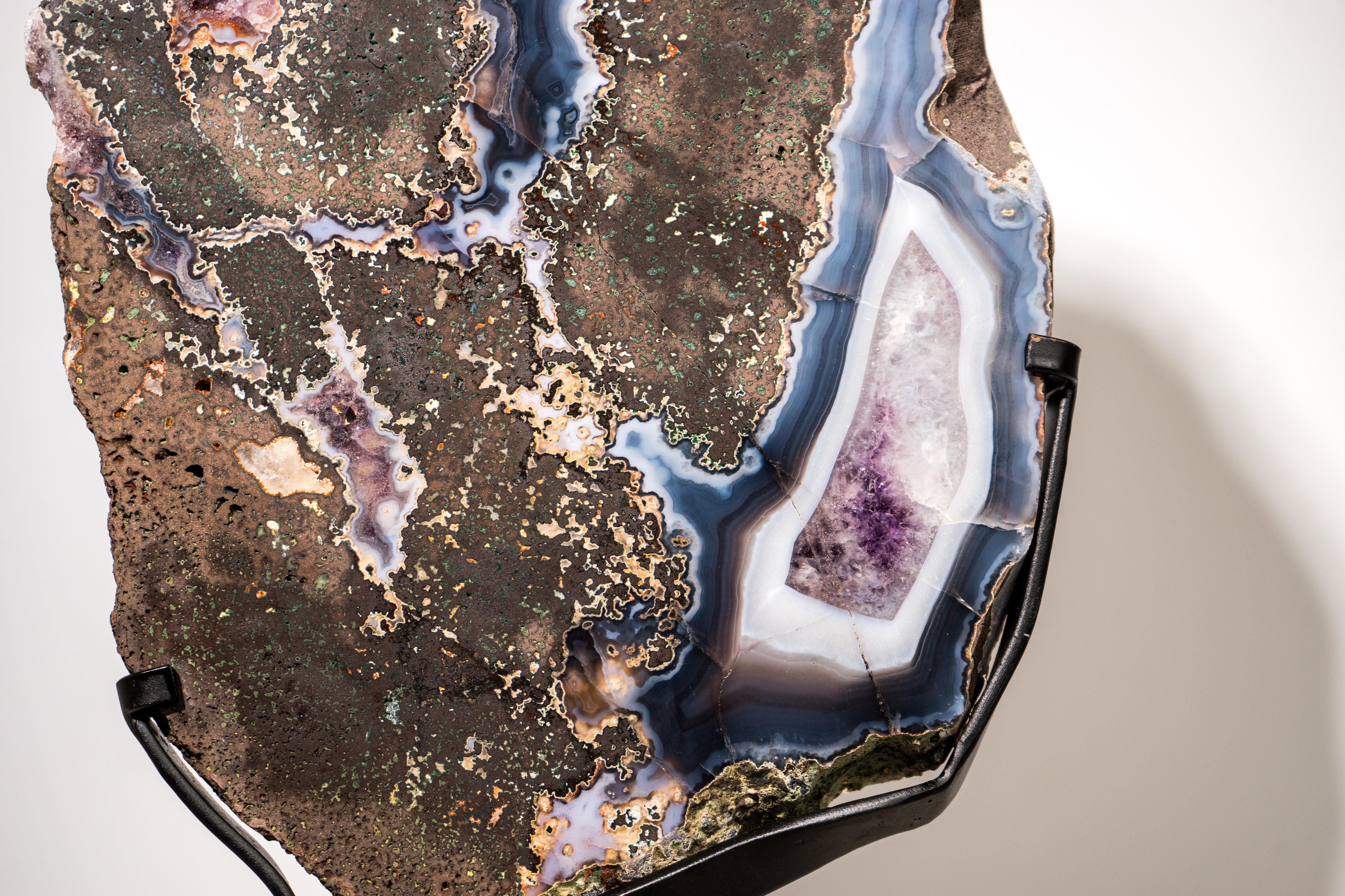 Seltener blau-weißer Achat mit lila Amethyst in Basalt in Basalt, Geode-Slice im Angebot 2