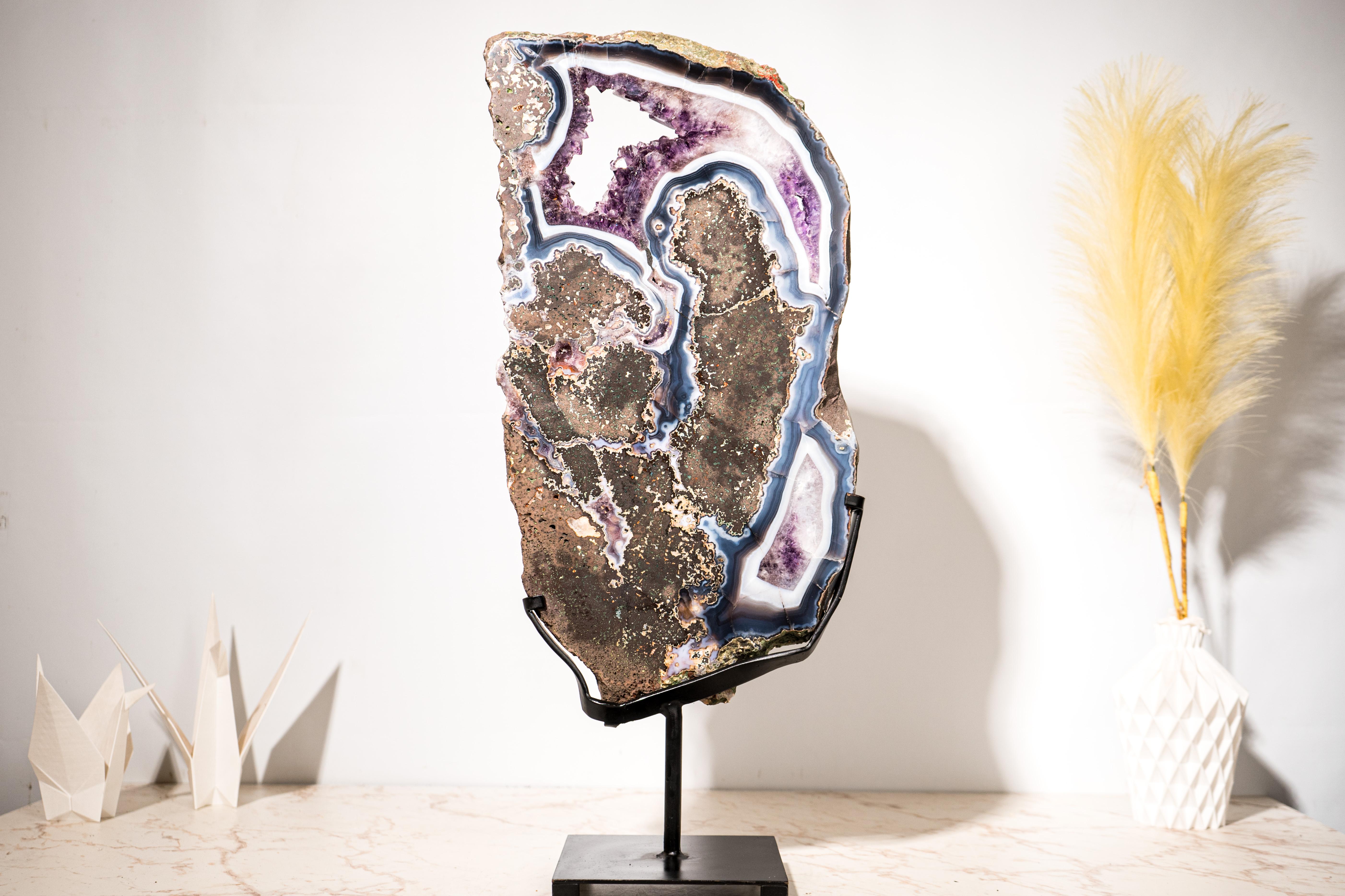 Seltener blau-weißer Achat mit lila Amethyst in Basalt in Basalt, Geode-Slice im Angebot 3