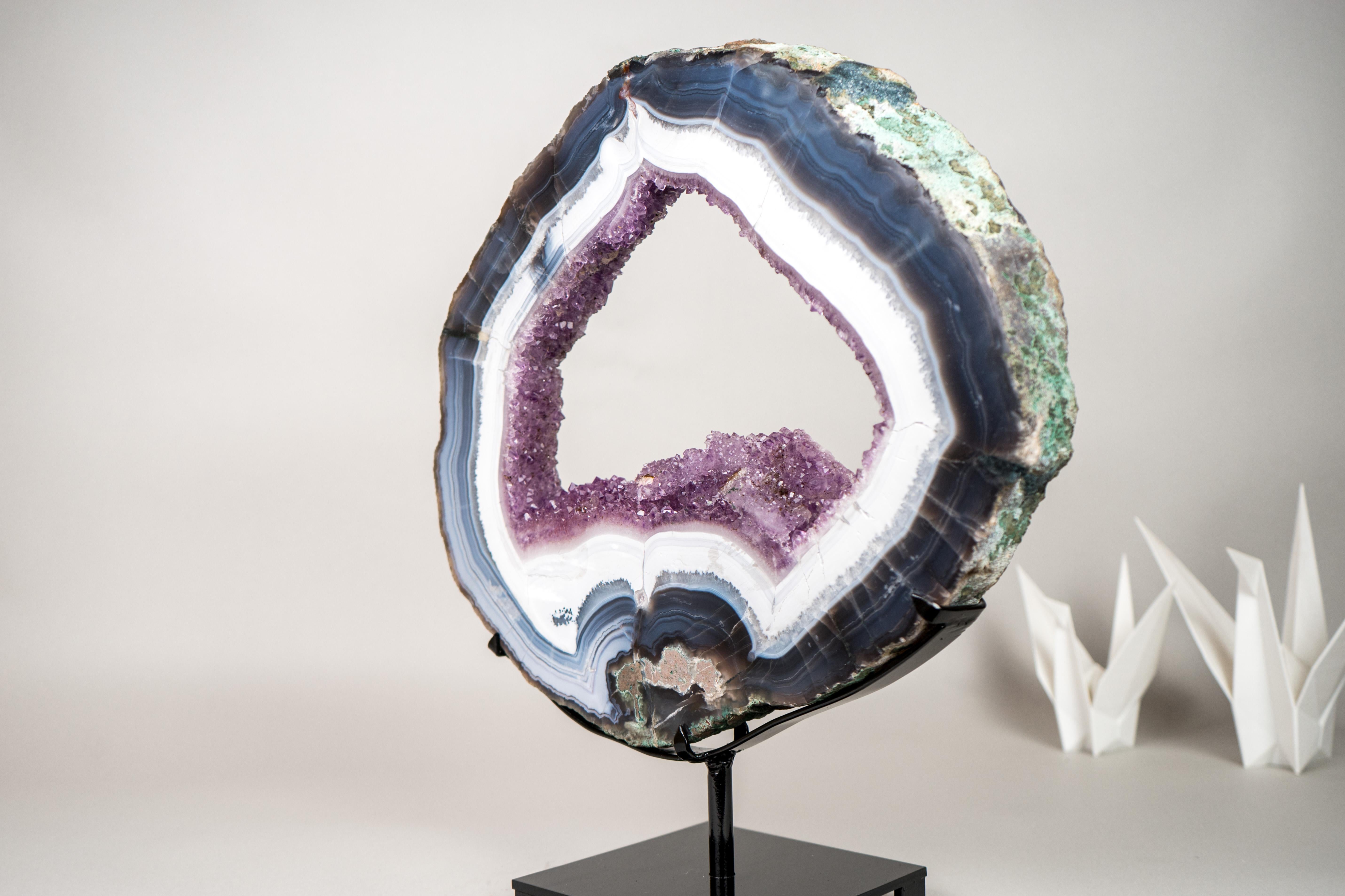 Rara Rodaja de Geoda de Ágata Encaje Azul y Blanca con Drusa de Amatista Lavanda en Soporte en venta 4