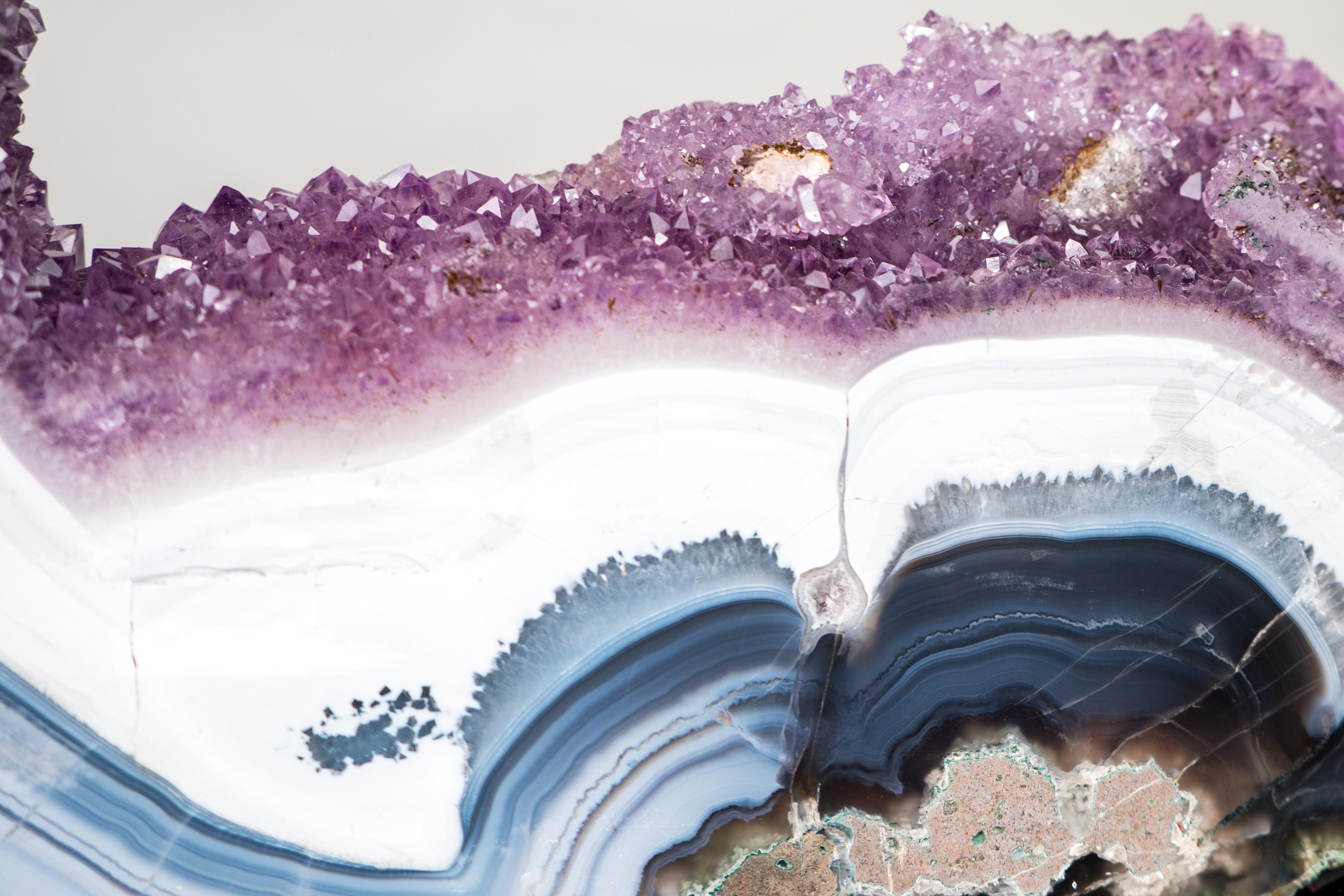 Rara Rodaja de Geoda de Ágata Encaje Azul y Blanca con Drusa de Amatista Lavanda en Soporte Siglo XXI y contemporáneo en venta