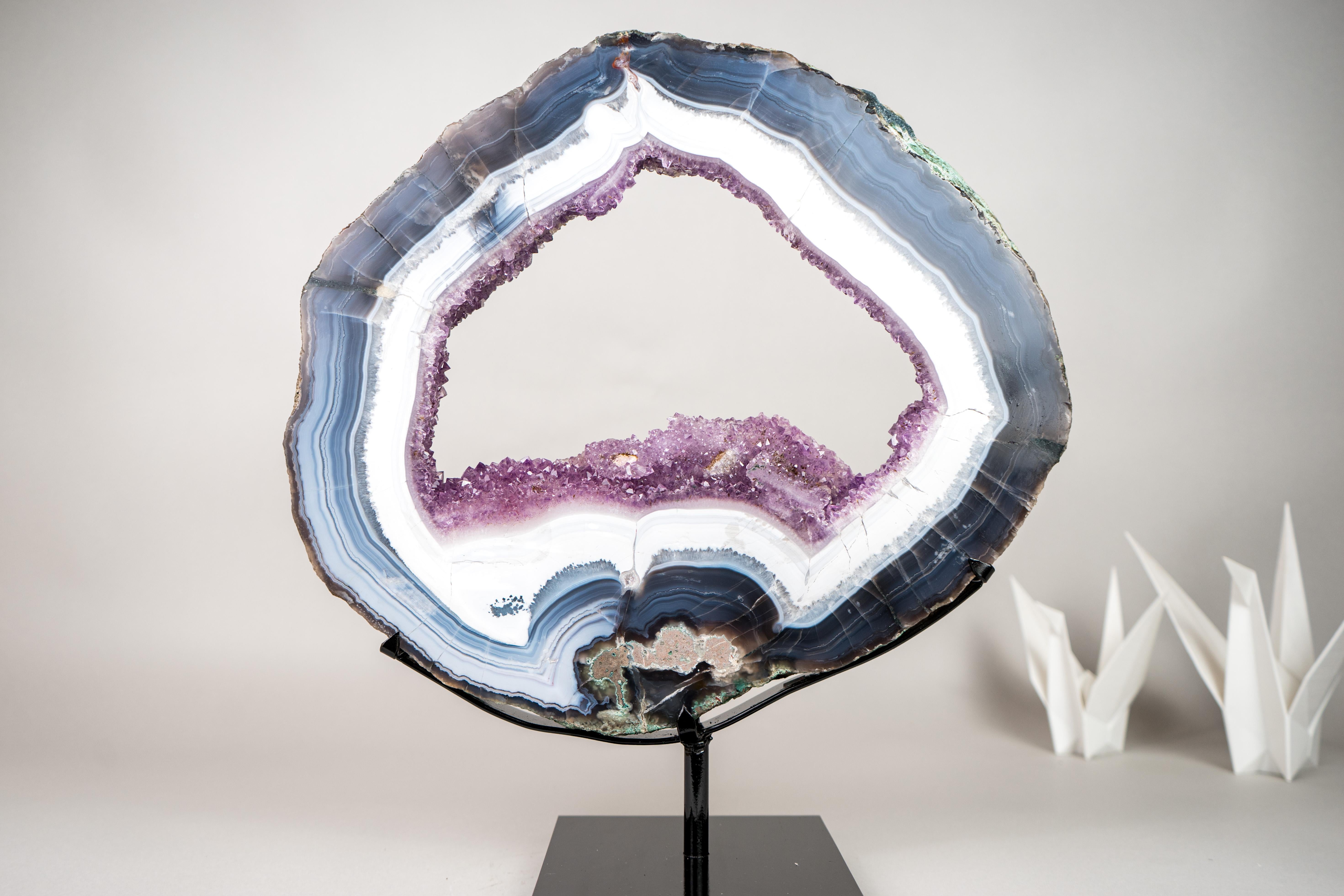 Rara Rodaja de Geoda de Ágata Encaje Azul y Blanca con Drusa de Amatista Lavanda en Soporte Cristal en venta