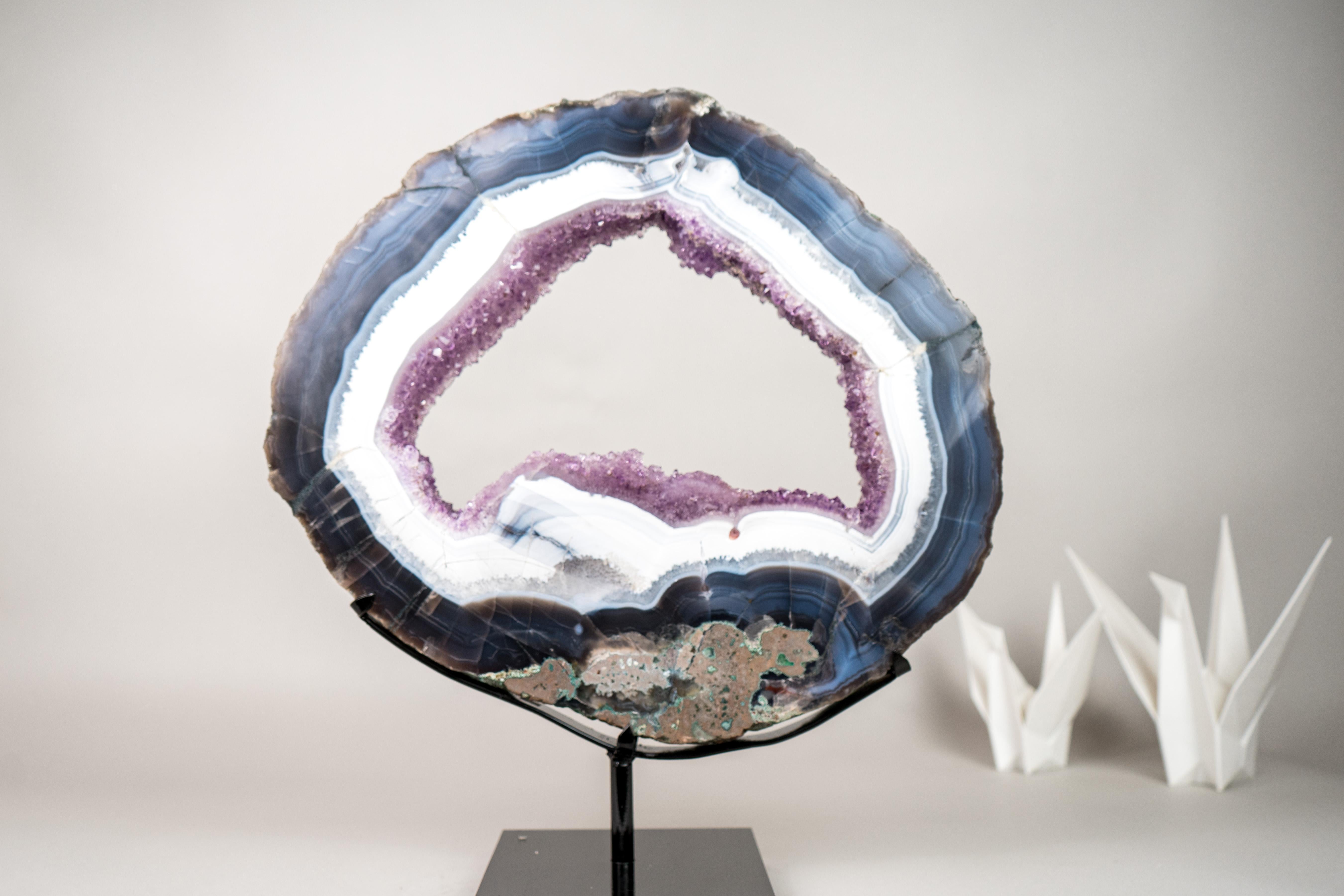 Rara Rodaja de Geoda de Ágata Encaje Azul y Blanca con Drusa de Amatista Lavanda en Soporte en venta 1