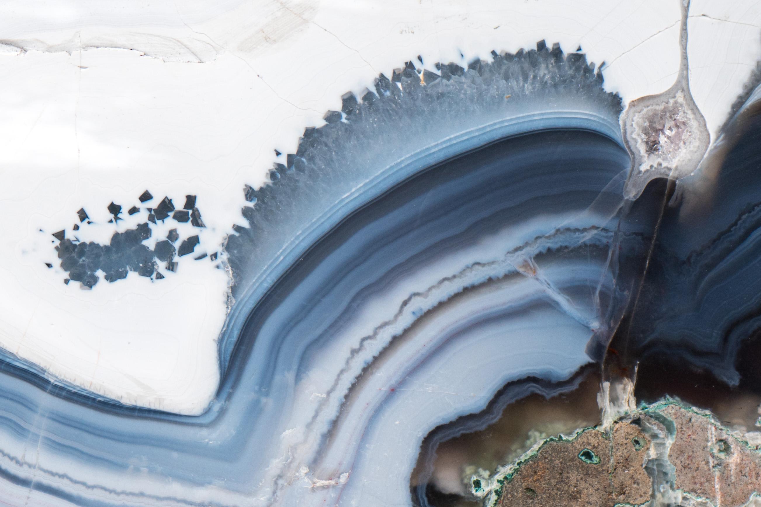 Rara Rodaja de Geoda de Ágata Encaje Azul y Blanca con Drusa de Amatista Lavanda en Soporte en venta 2