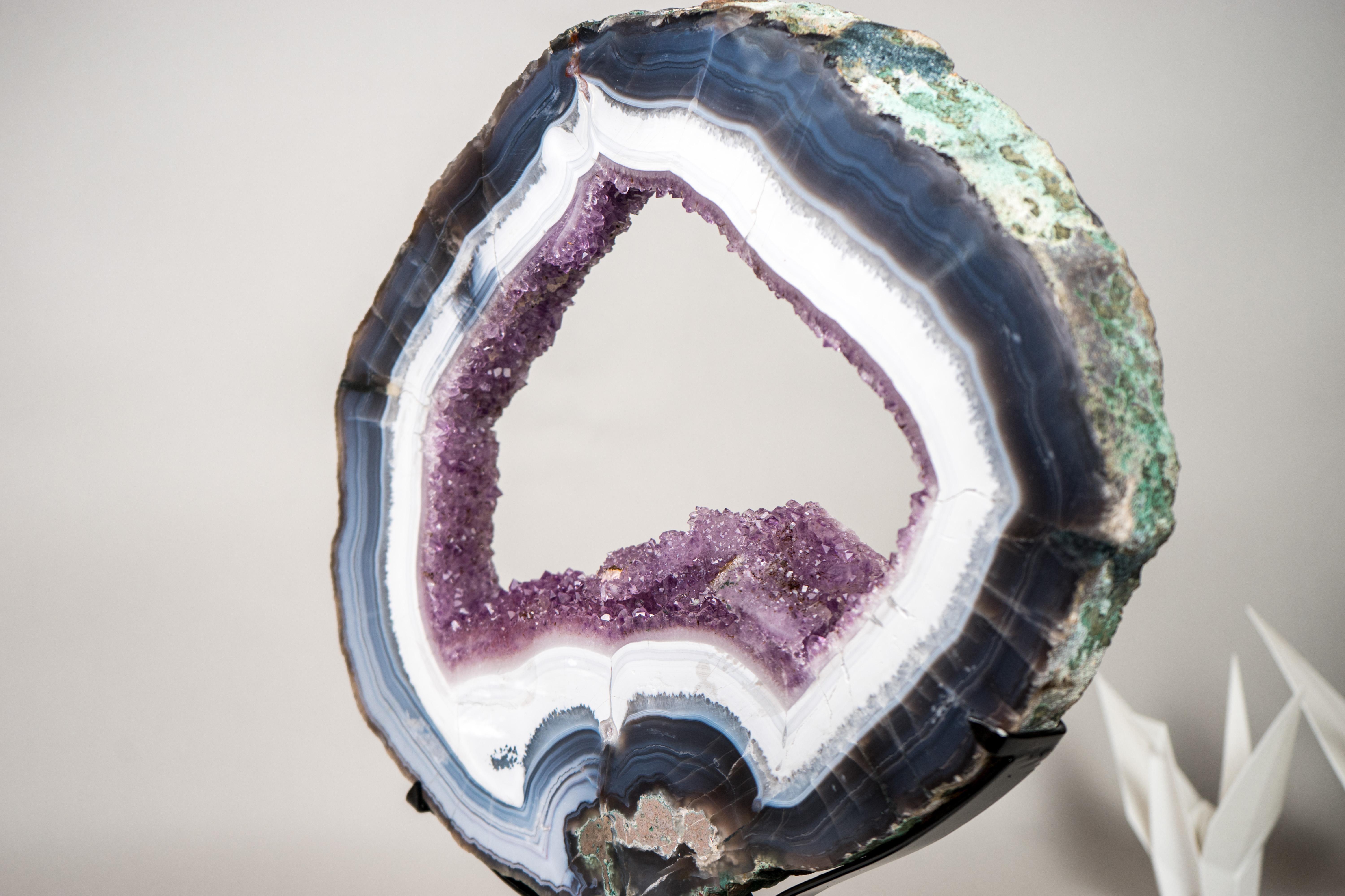 Rara Rodaja de Geoda de Ágata Encaje Azul y Blanca con Drusa de Amatista Lavanda en Soporte en venta 3