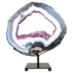 Rara Rodaja de Geoda de Ágata Encaje Azul y Blanca con Drusa de Amatista Lavanda en Soporte