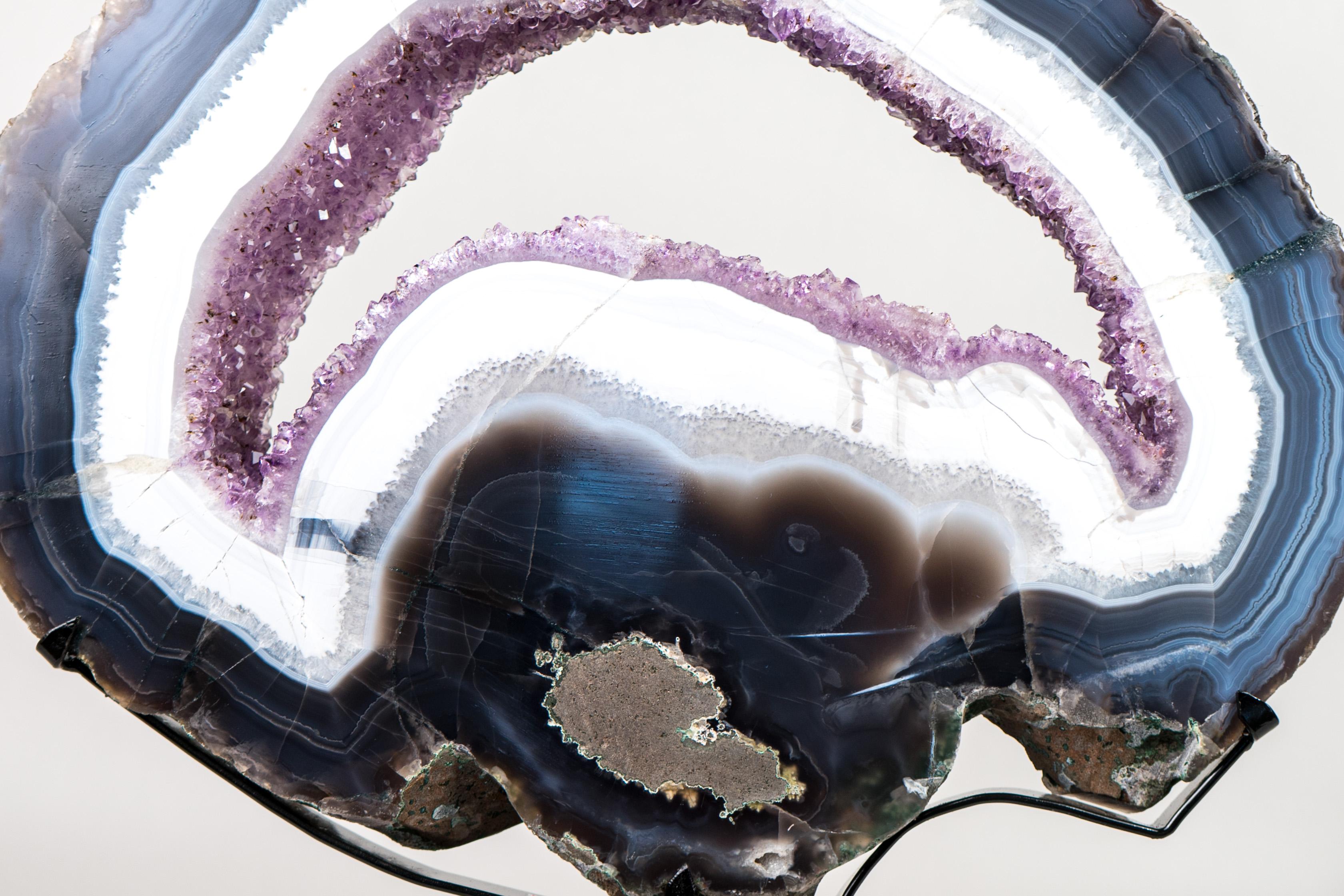 Seltene blau-weiße Spitzenachat-Geodenscheibe mit lila Amethyst-Druzy auf Ständer im Angebot 4