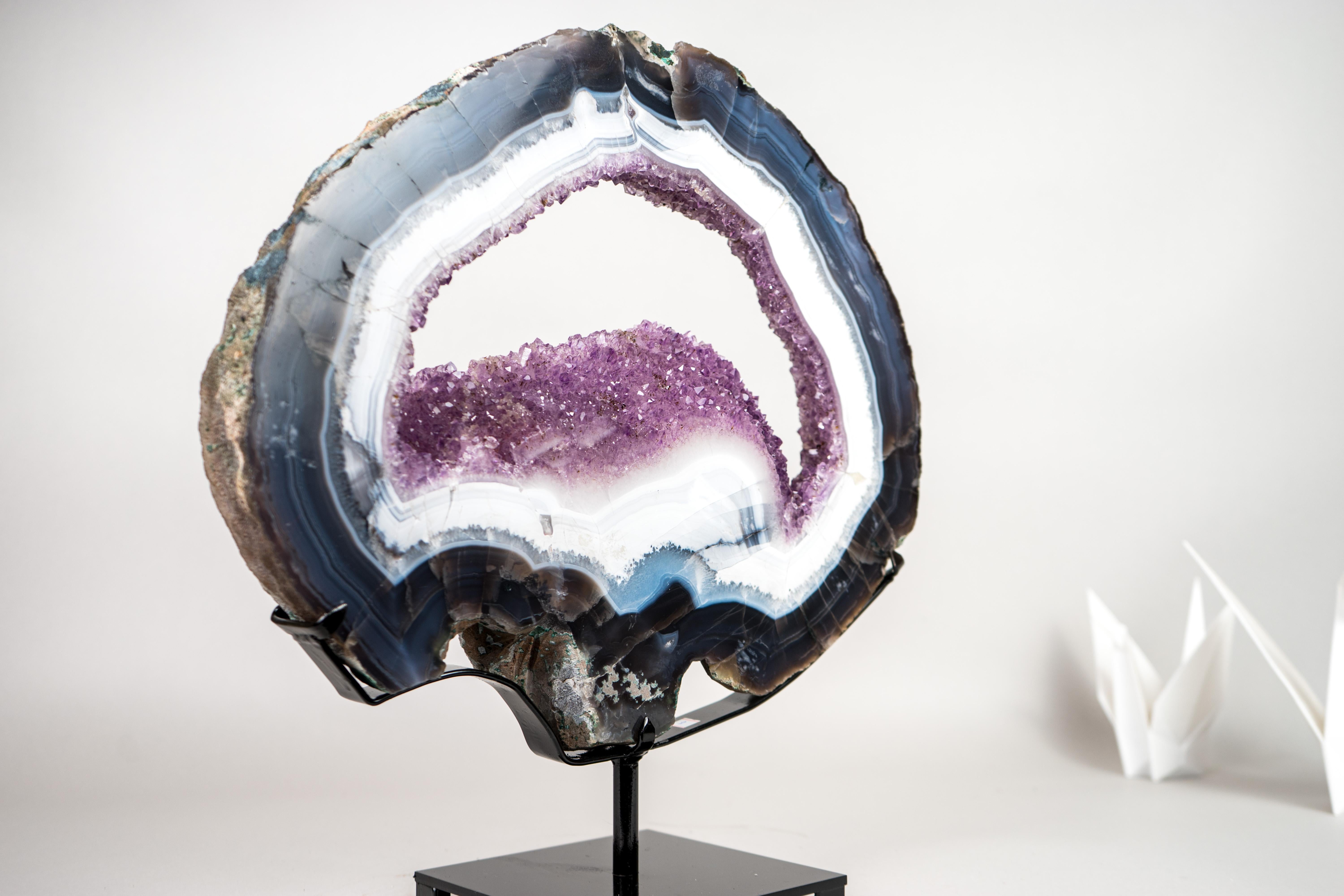 Seltene blau-weiße Spitzenachat-Geodenscheibe mit lila Amethyst-Druzy auf Ständer im Angebot 5