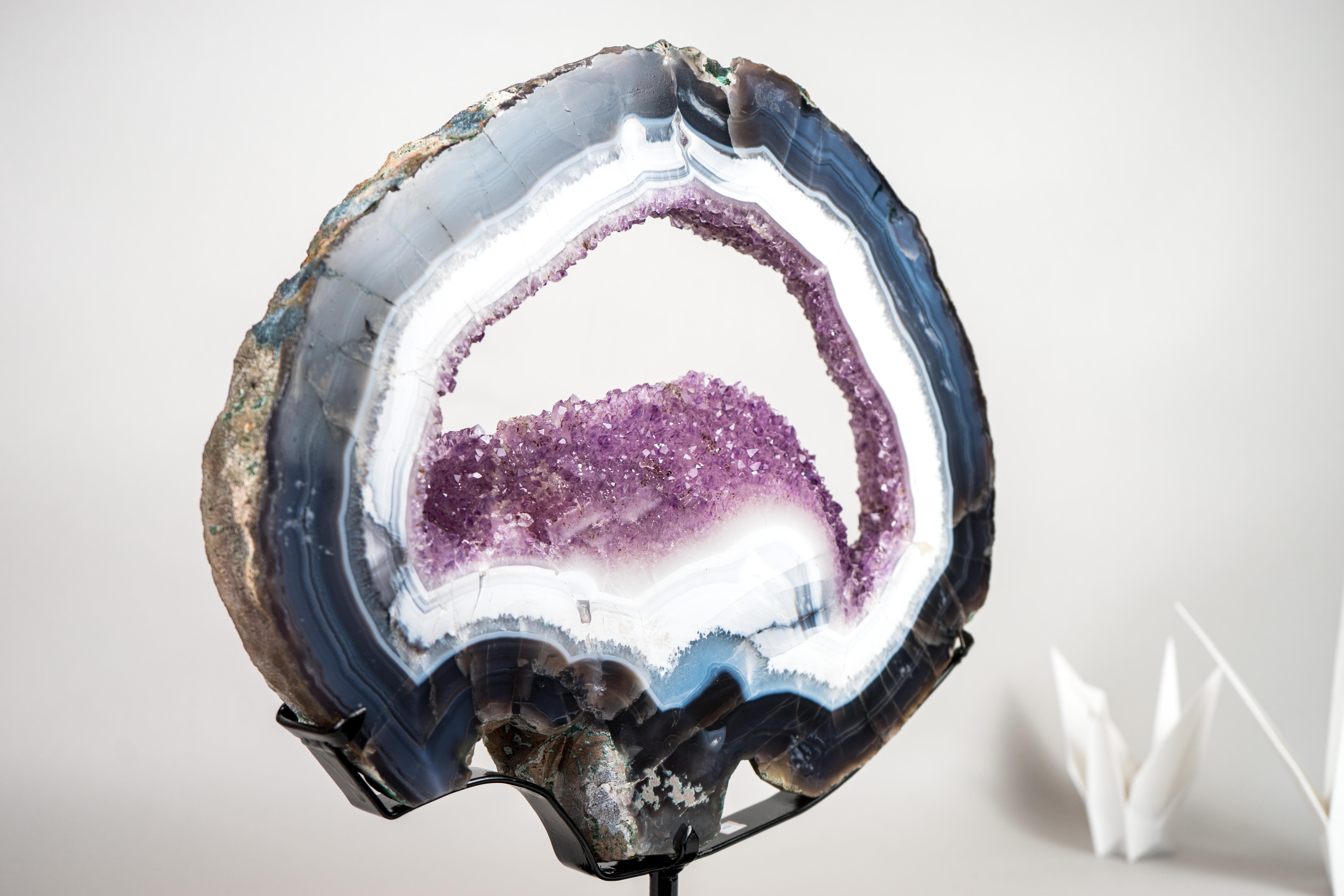 Seltene blau-weiße Spitzenachat-Geodenscheibe mit lila Amethyst-Druzy auf Ständer im Angebot 6