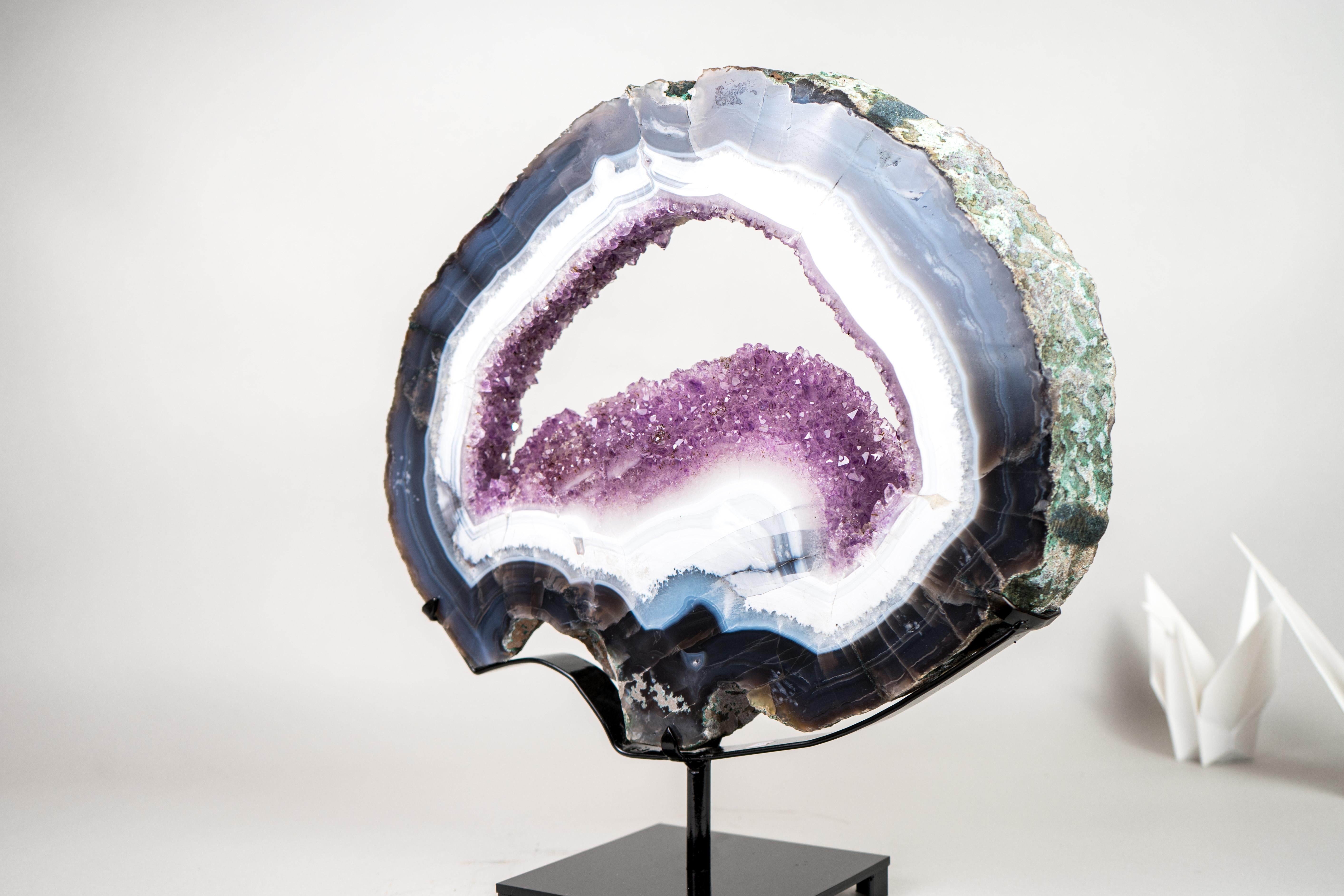 Seltene doppelseitige weiße und blaue Lace Achat Geode Scheibe mit funkelnden lila Amethyst Druzy

▫️ Beschreibung

Was als Achat-Geode aus ethischen Quellen begann, verwandelte sich, als eine Scheibe abgeschnitten wurde, die diese gebänderte