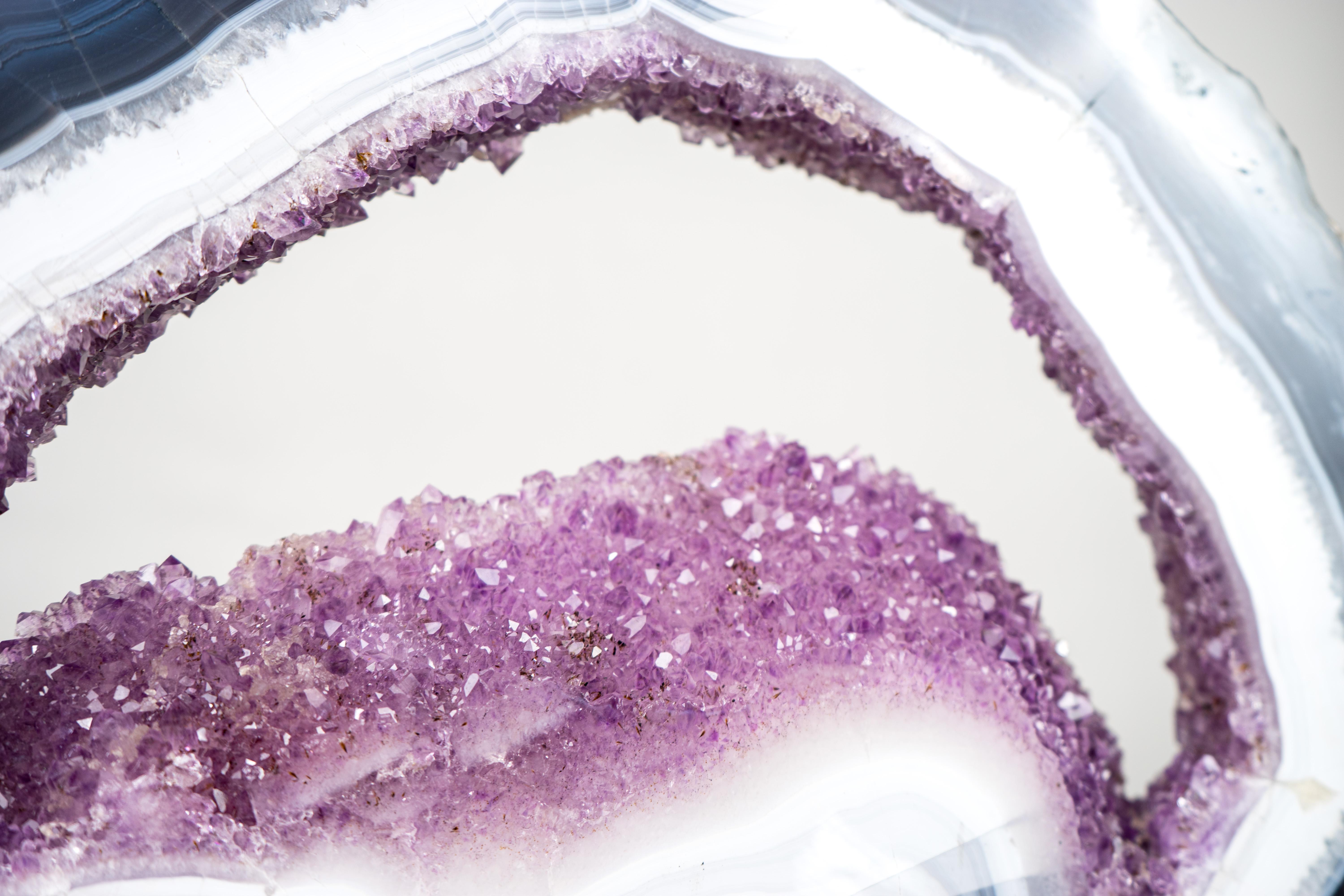 Seltene blau-weiße Spitzenachat-Geodenscheibe mit lila Amethyst-Druzy auf Ständer (Brasilianisch) im Angebot