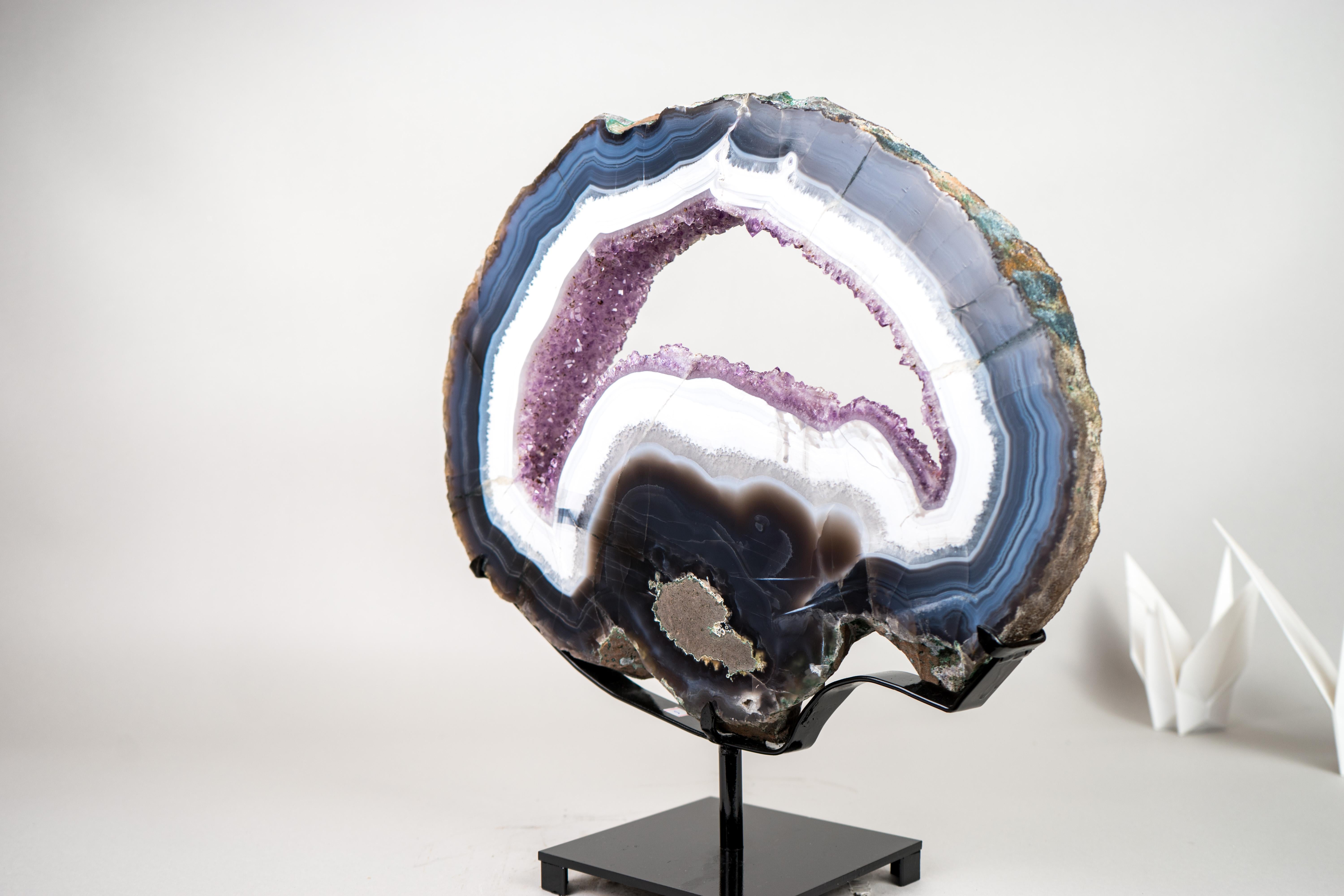 Seltene blau-weiße Spitzenachat-Geodenscheibe mit lila Amethyst-Druzy auf Ständer im Zustand „Neu“ im Angebot in Ametista Do Sul, BR