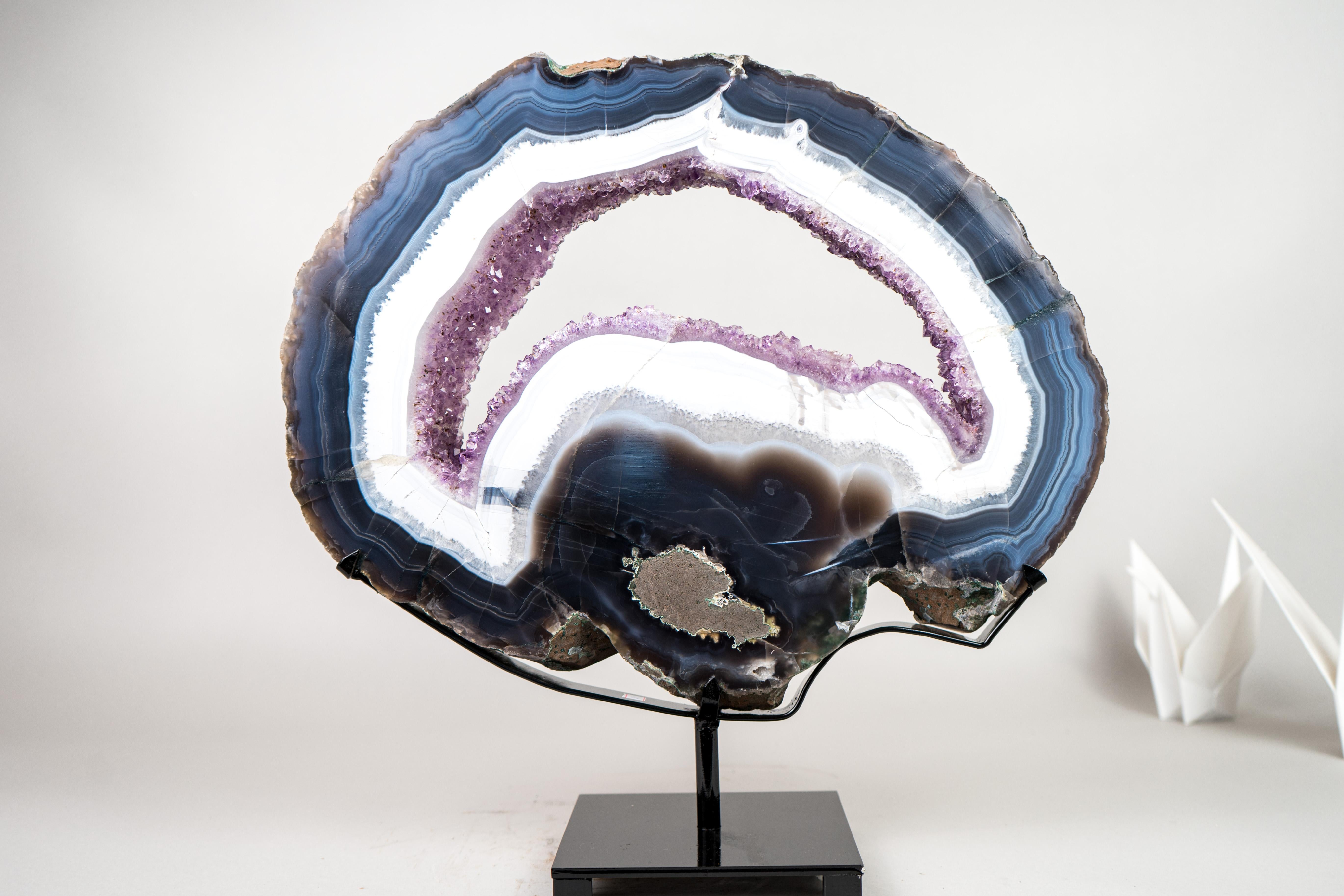 Seltene blau-weiße Spitzenachat-Geodenscheibe mit lila Amethyst-Druzy auf Ständer (21. Jahrhundert und zeitgenössisch) im Angebot