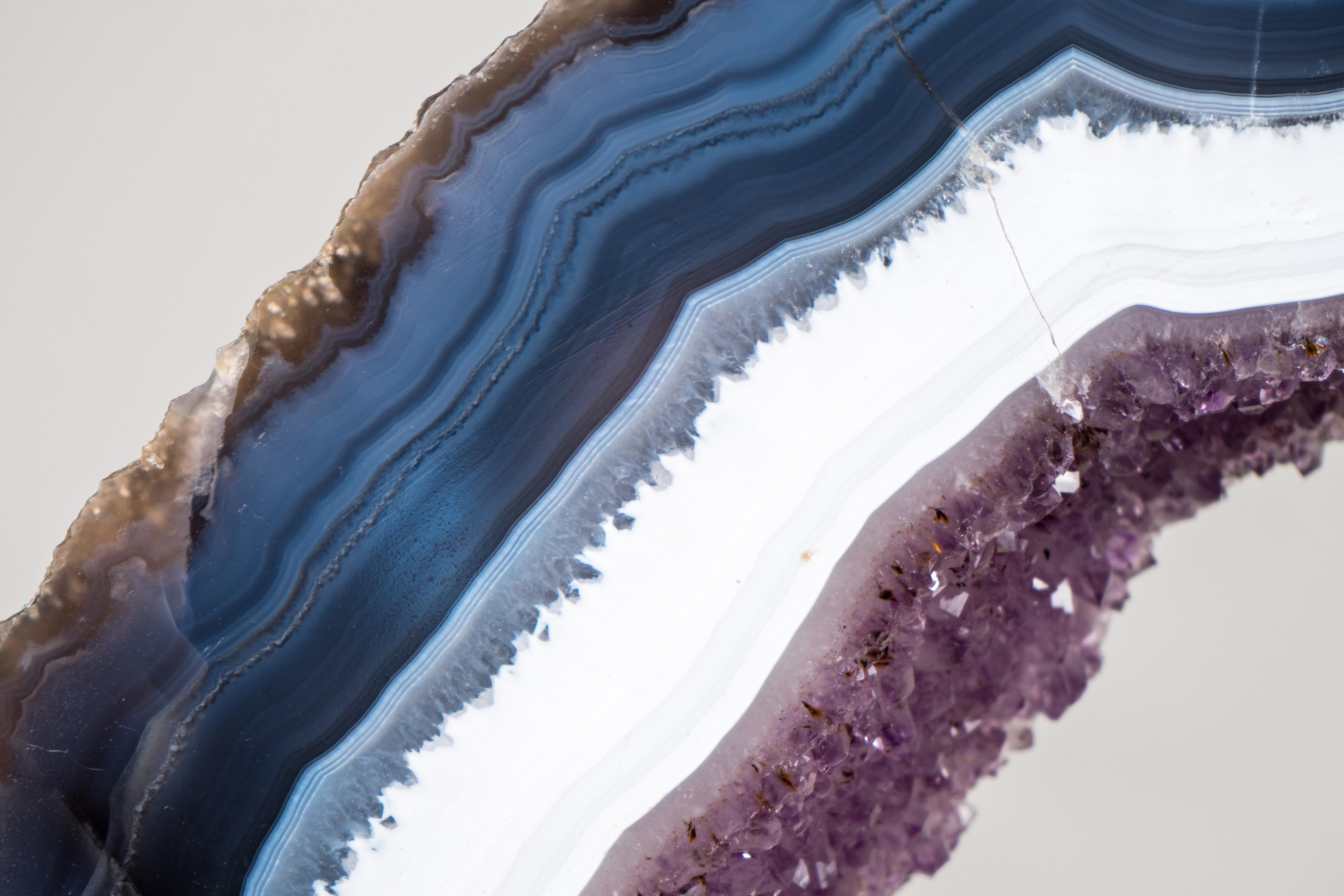 Seltene blau-weiße Spitzenachat-Geodenscheibe mit lila Amethyst-Druzy auf Ständer (Kristall) im Angebot