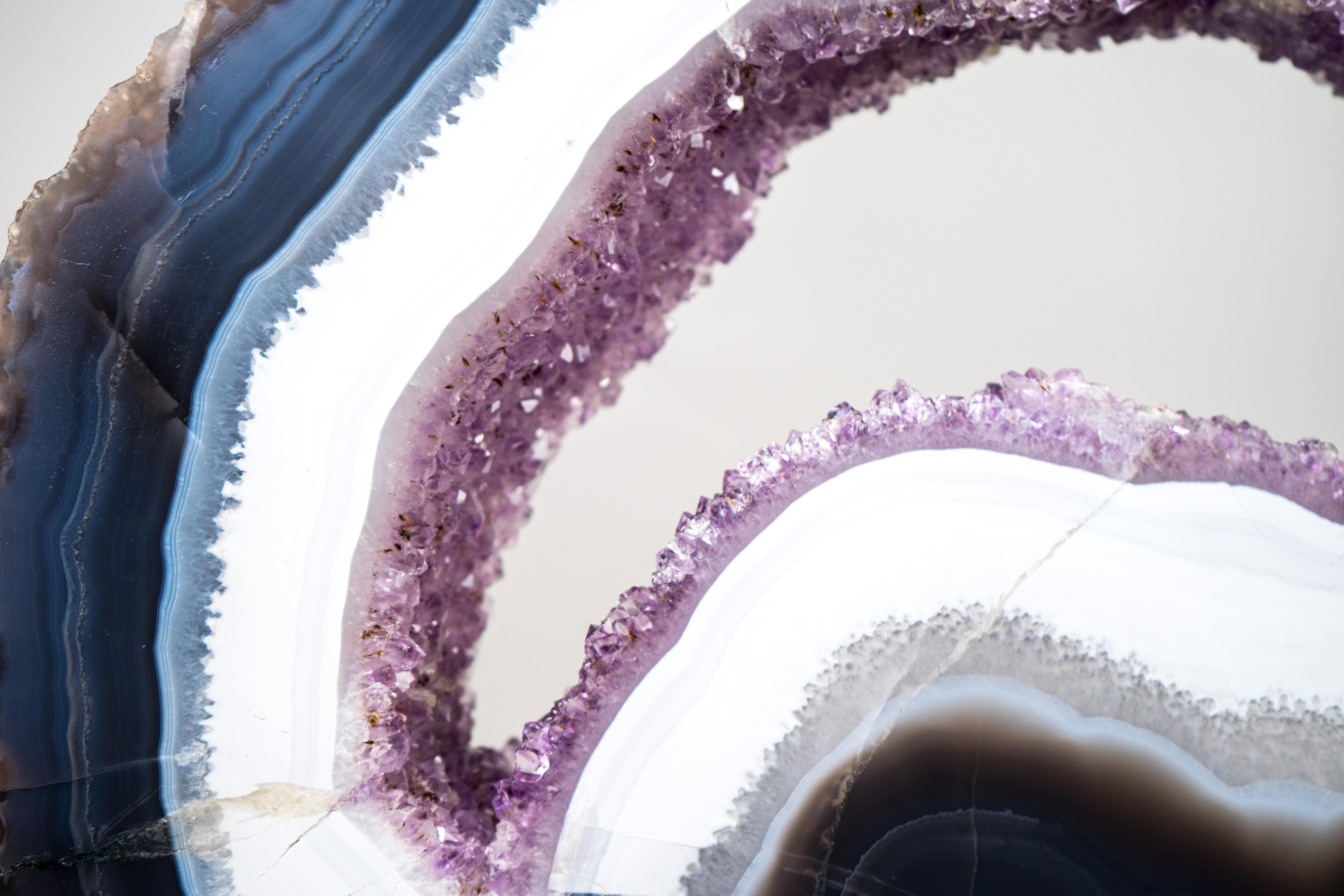 Seltene blau-weiße Spitzenachat-Geodenscheibe mit lila Amethyst-Druzy auf Ständer im Angebot 1