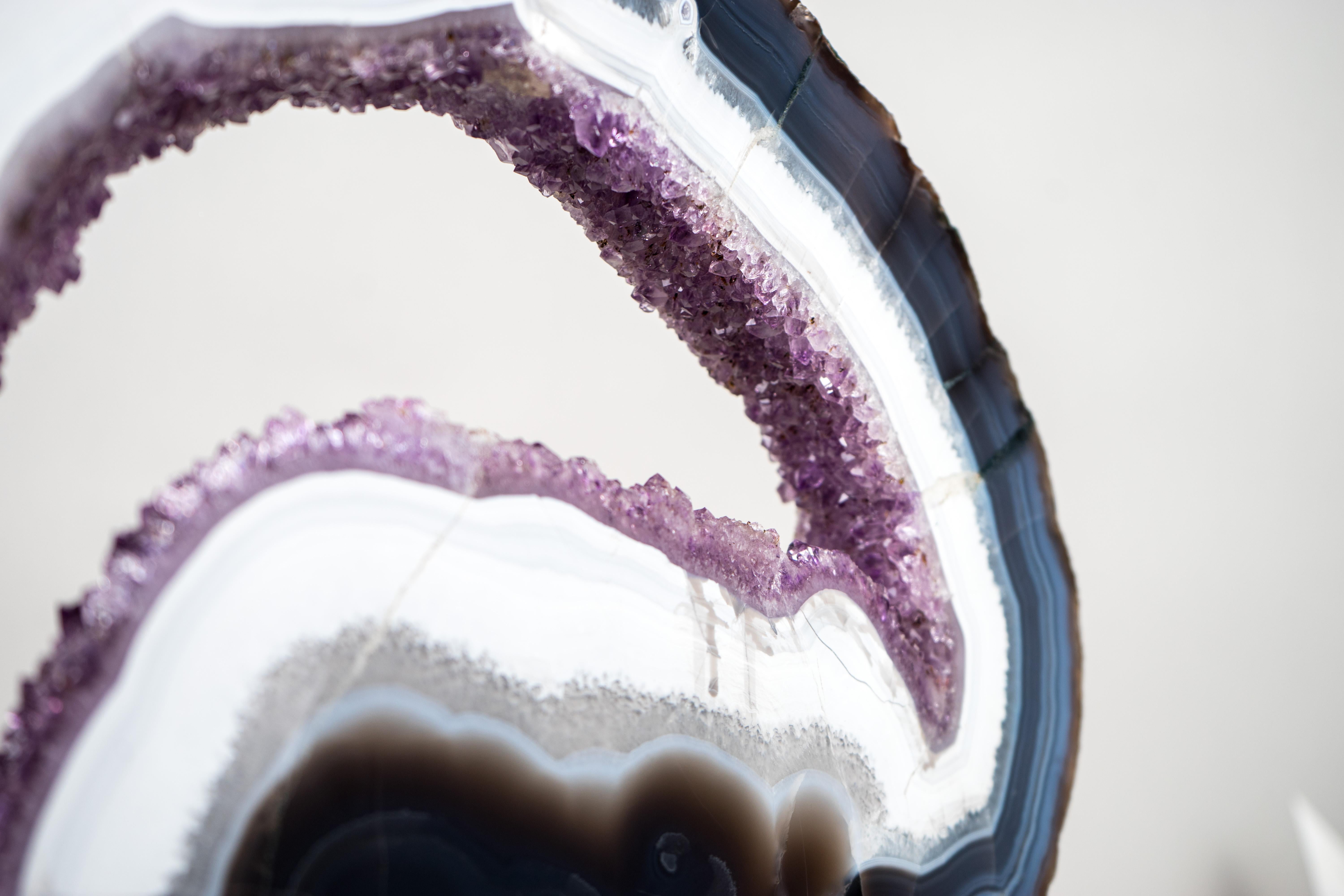 Seltene blau-weiße Spitzenachat-Geodenscheibe mit lila Amethyst-Druzy auf Ständer im Angebot 2