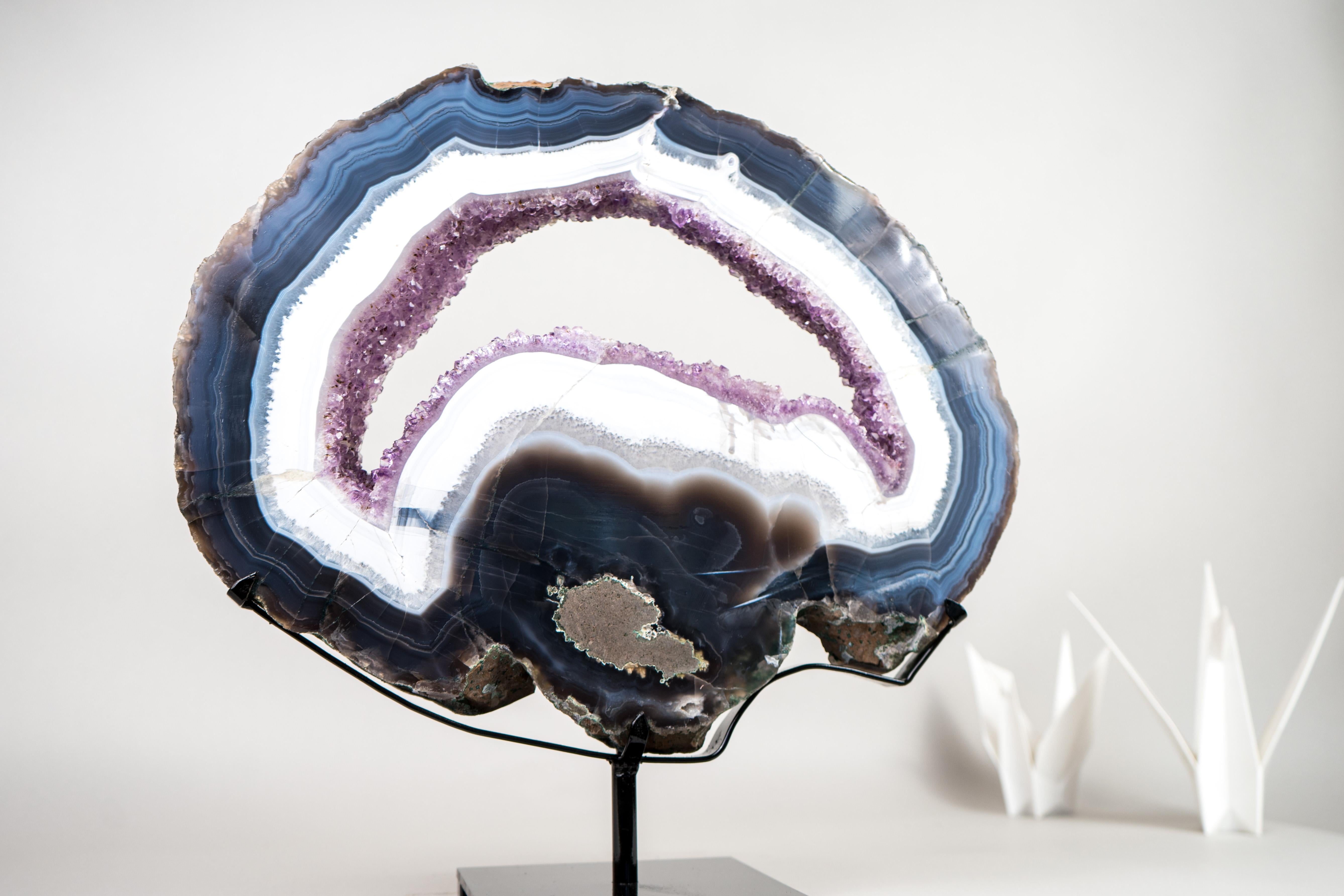 Seltene blau-weiße Spitzenachat-Geodenscheibe mit lila Amethyst-Druzy auf Ständer im Angebot 3