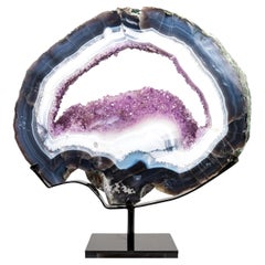 Seltene blau-weiße Spitzenachat-Geodenscheibe mit lila Amethyst-Druzy auf Ständer