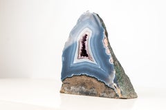 Seltener blauer & weißer Spitzenachat Geode mit Amethystkern