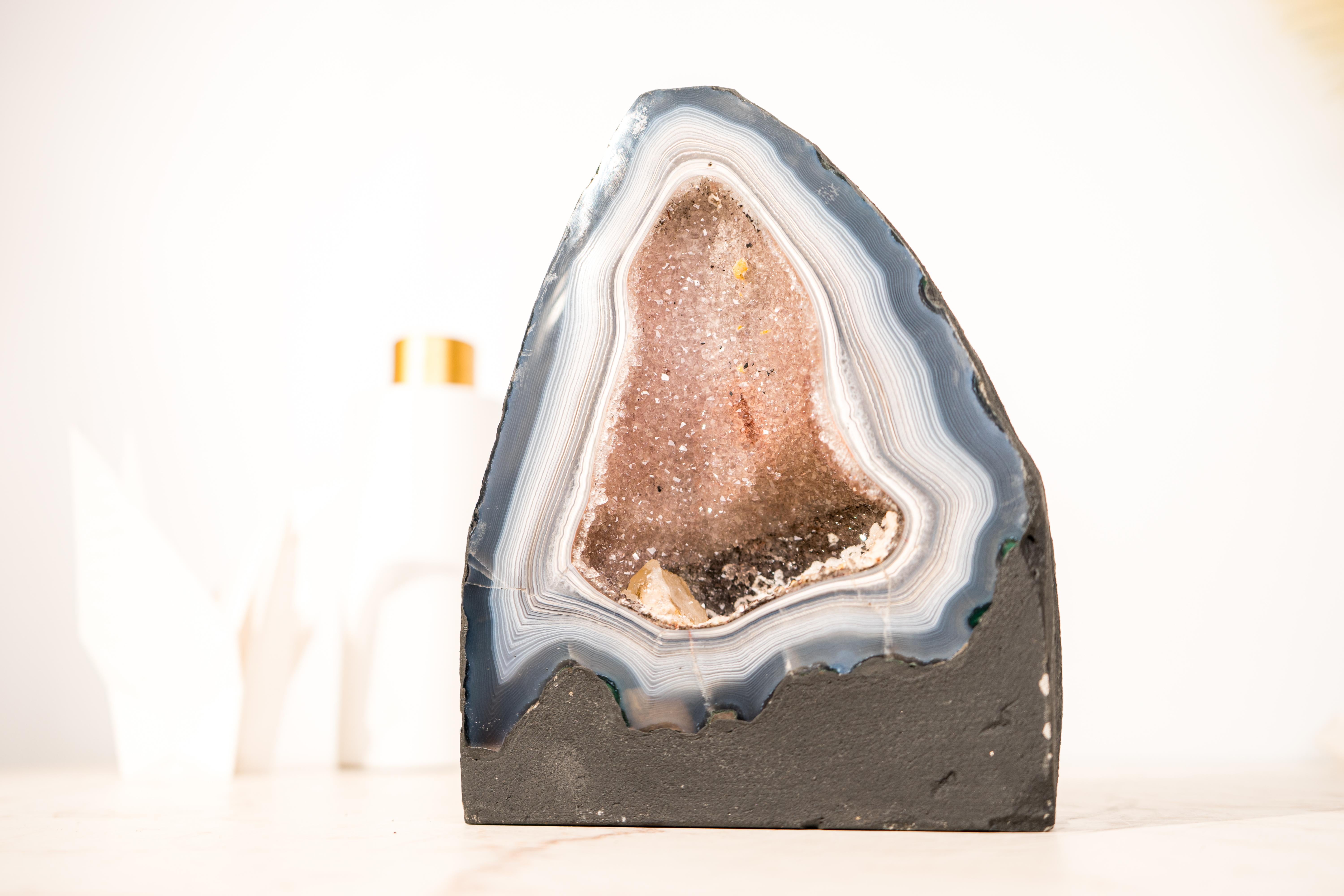 Rare Blue & White Lace Agate Geode with Delicate Striped Pattern & Galaxy Druzy In New Condition For Sale In Ametista Do Sul, BR